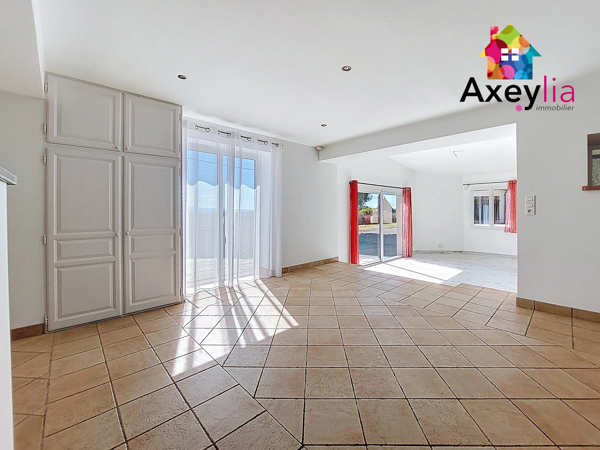 Maison rénovée 4 chambres avec garage et terrasse sud à Saint Denis de Cabanne 