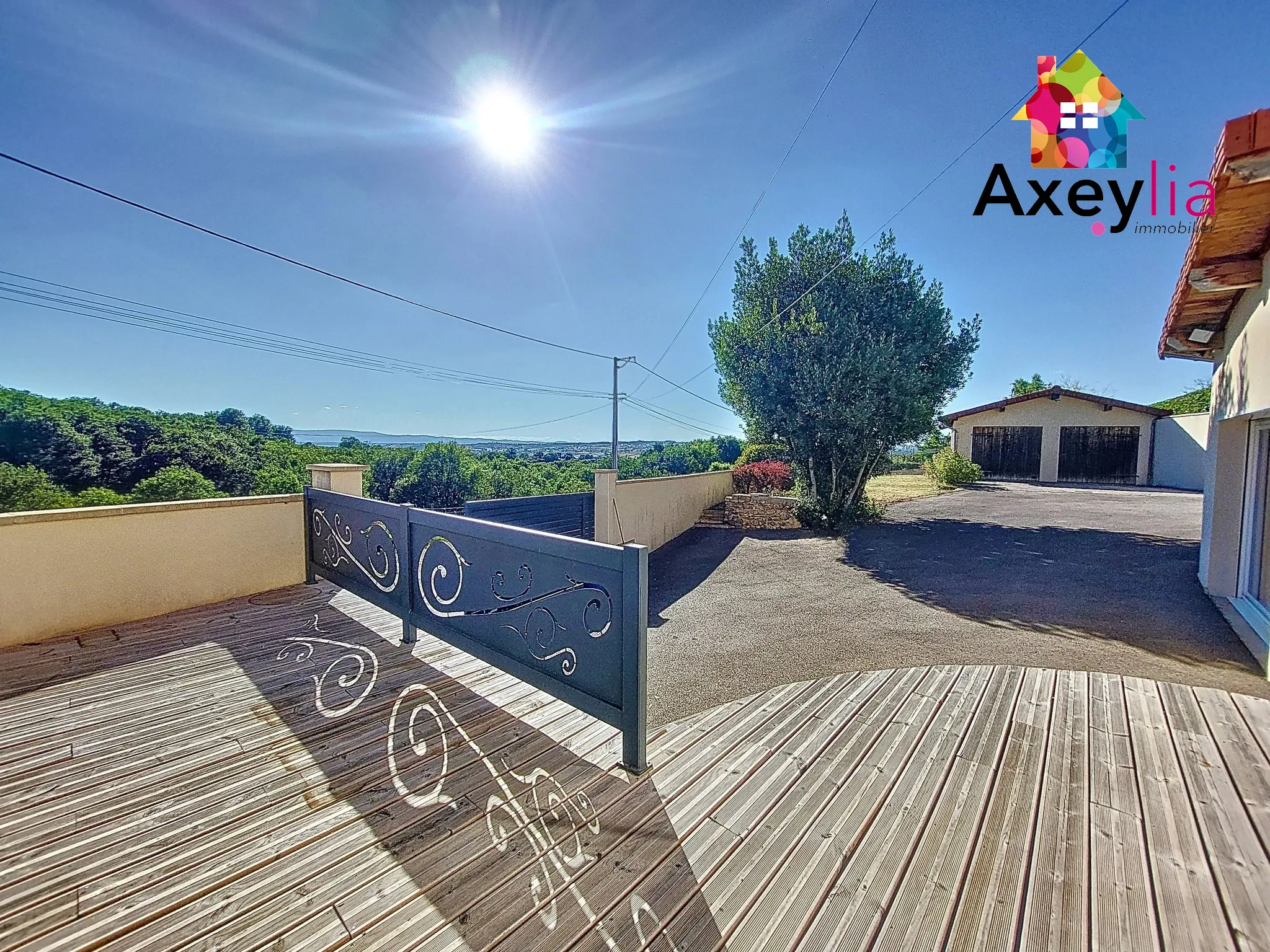 Maison rénovée 4 chambres avec garage et terrasse sud à Saint Denis de Cabanne 