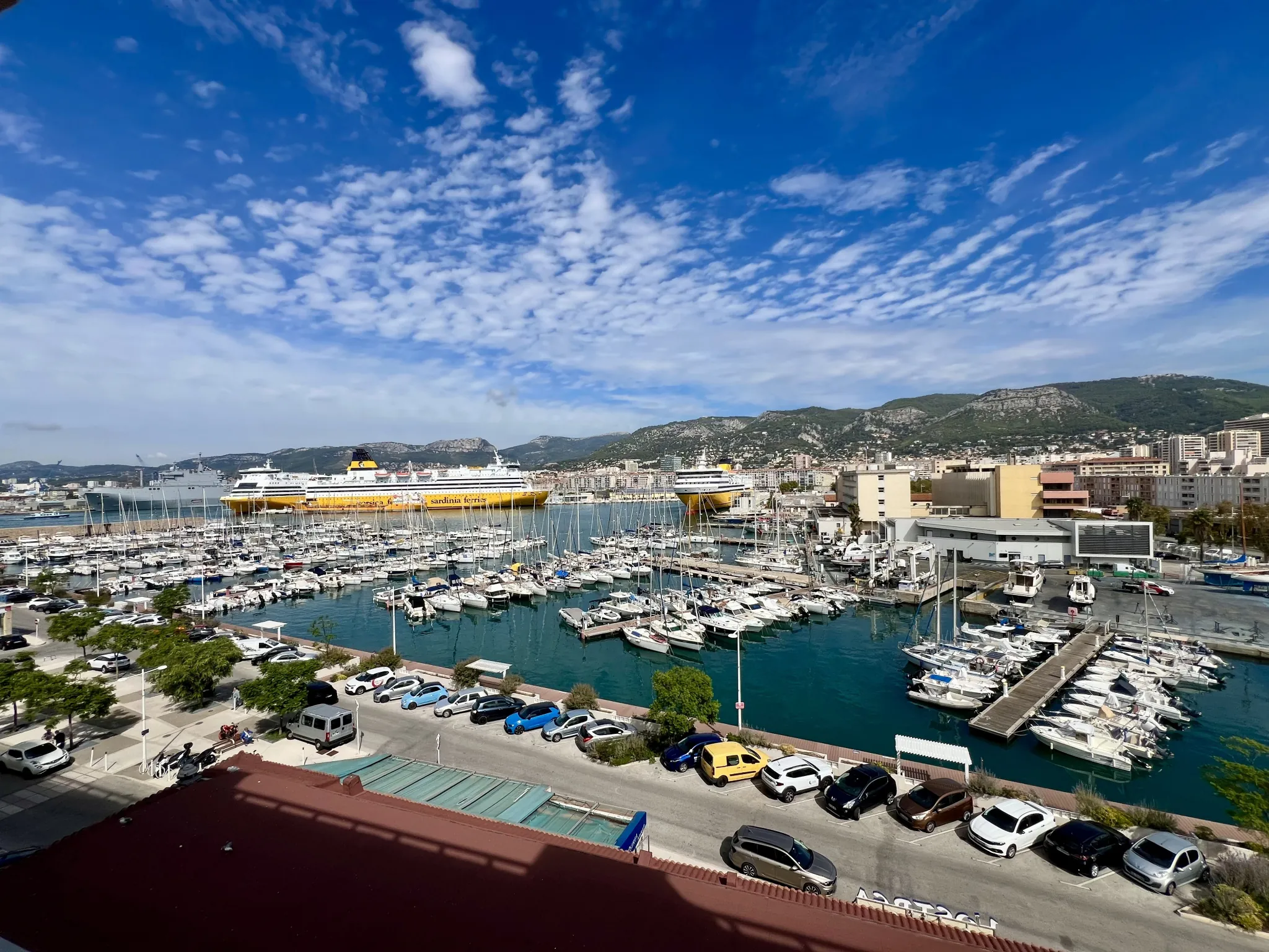 Appartement moderne avec vue port à Toulon, 2 chambres, parking privé