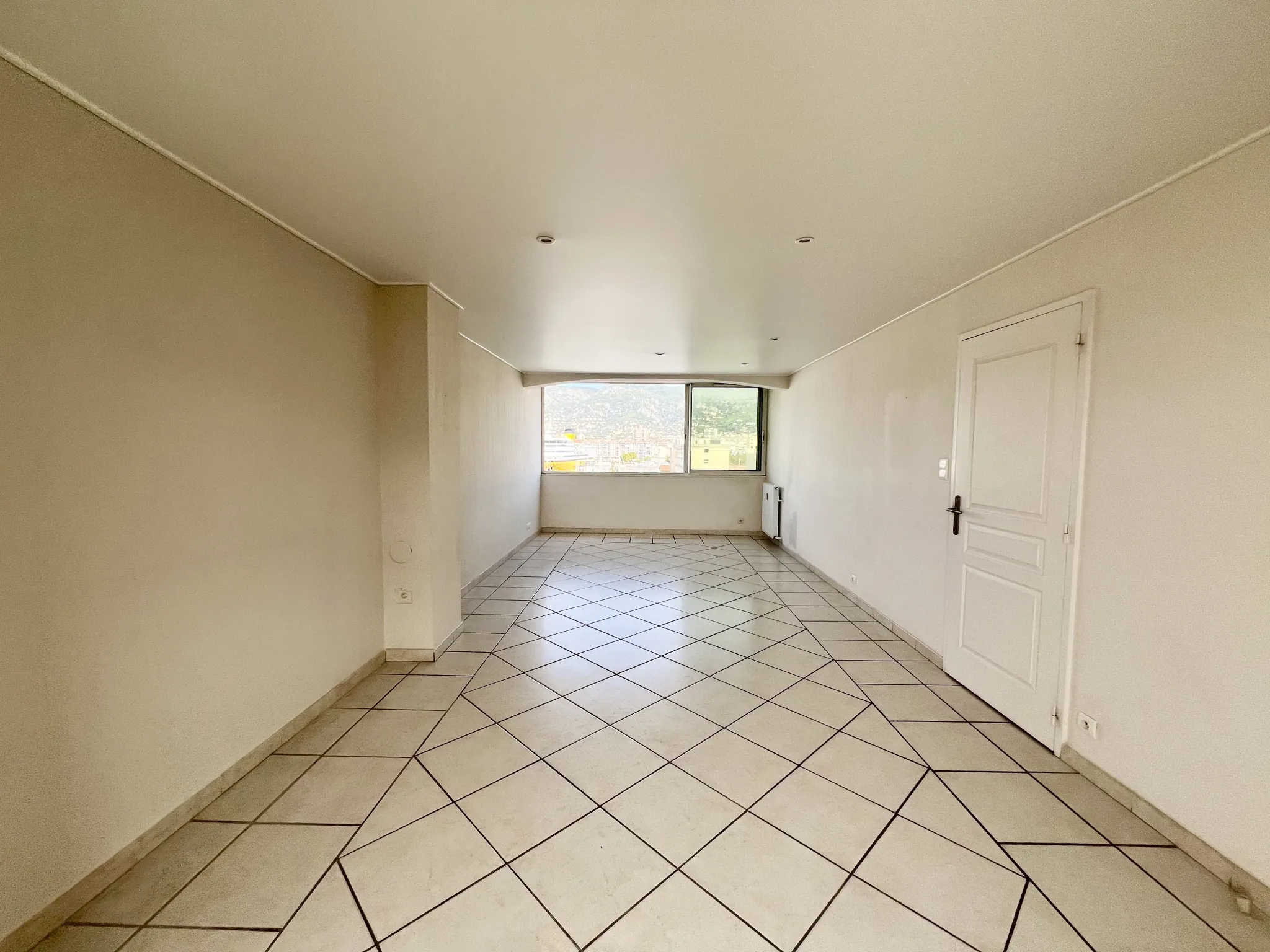 Appartement moderne avec vue port à Toulon, 2 chambres, parking privé 