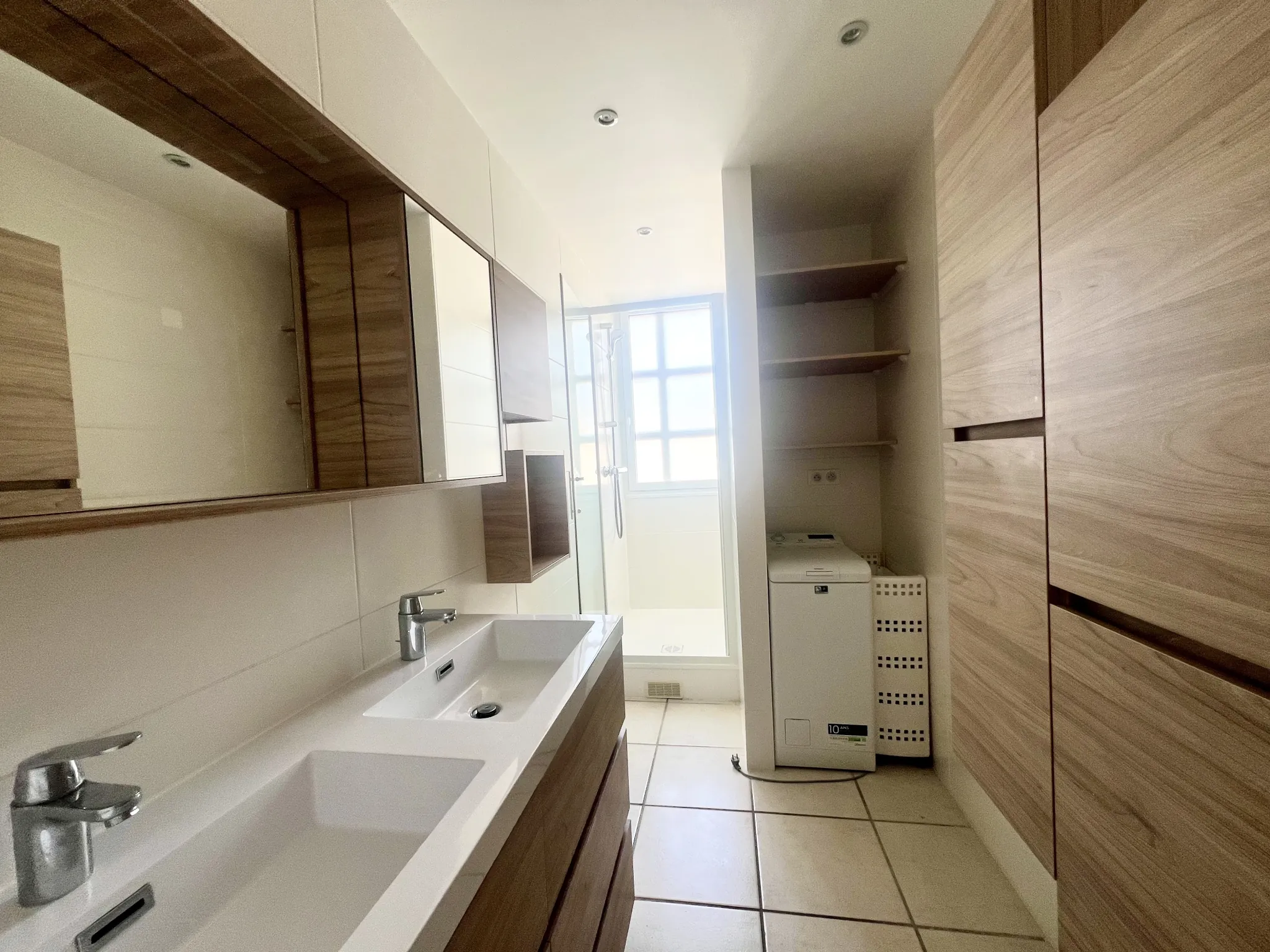 Appartement moderne avec vue port à Toulon, 2 chambres, parking privé 