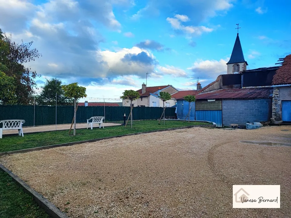 Propriété à Poussay - Maison, grange et grand terrain aménagé 