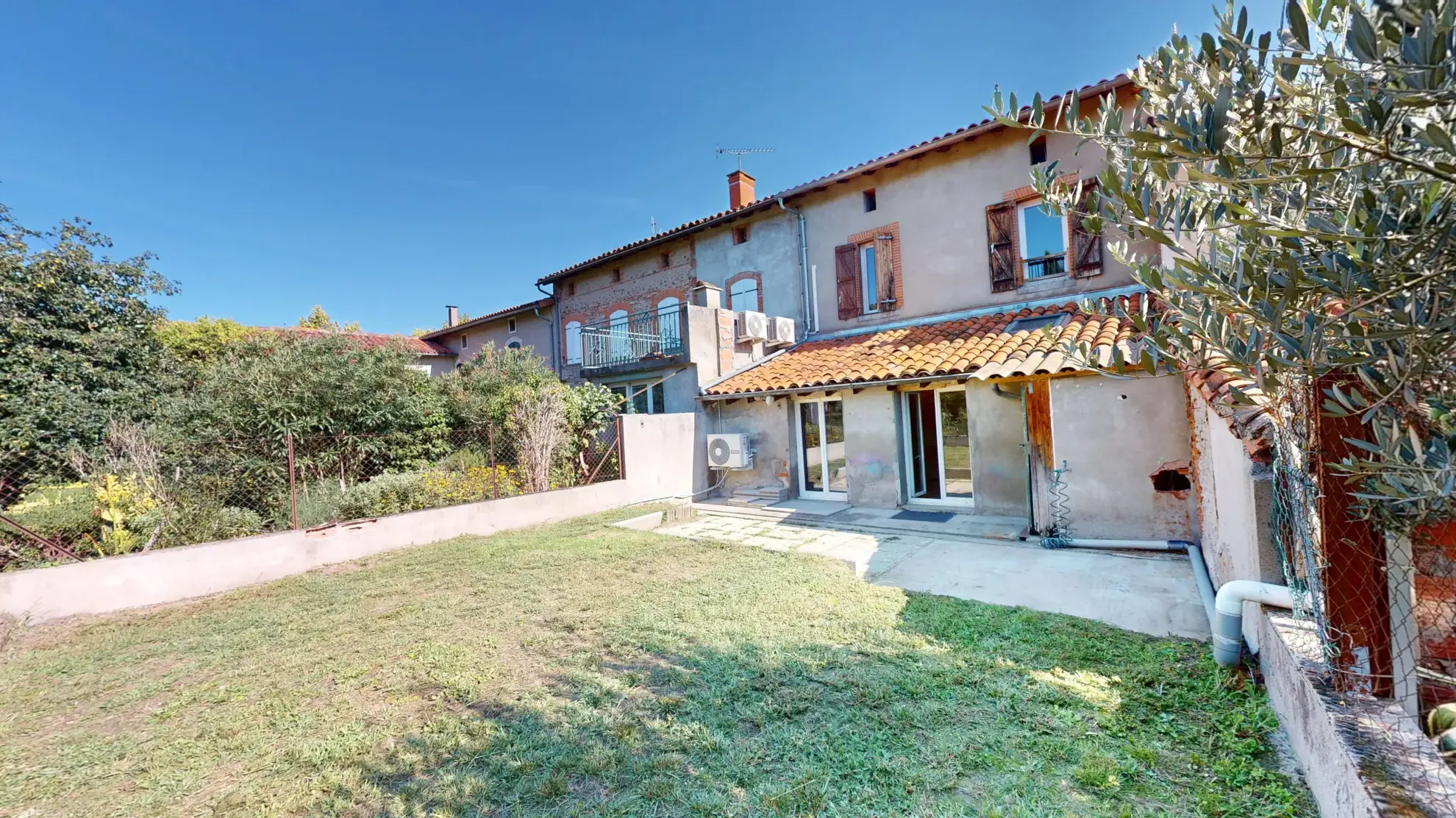 Maison de village T6 rénovée avec jardin à Lissac 