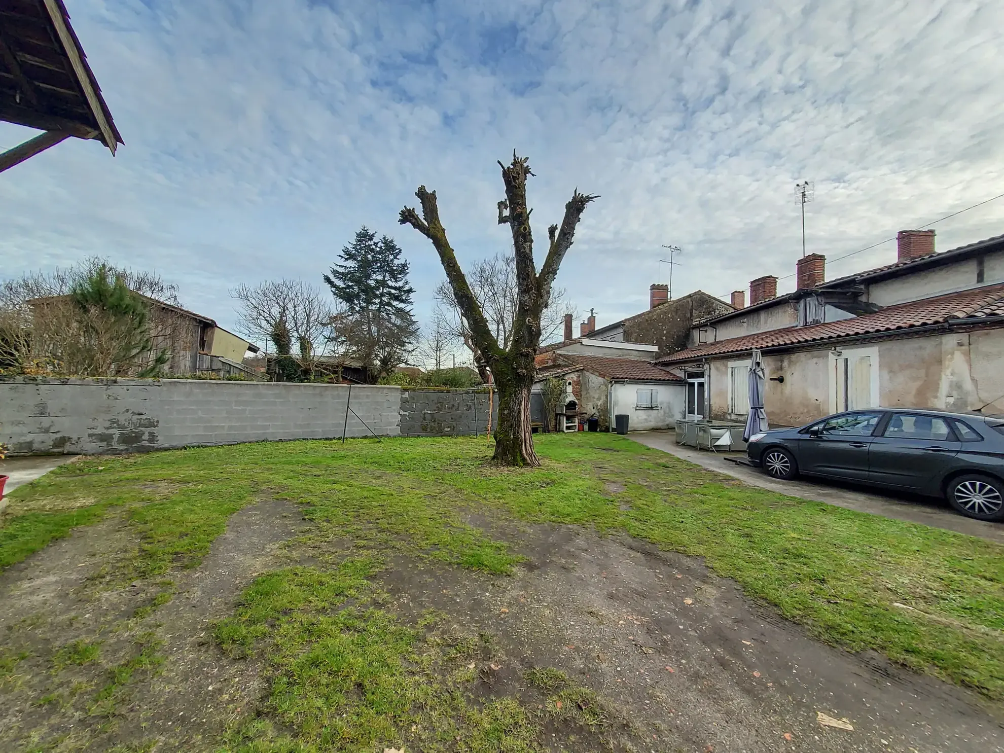 Maison 6 chambres avec jardin et dépendance à Saint Symphorien (33) 