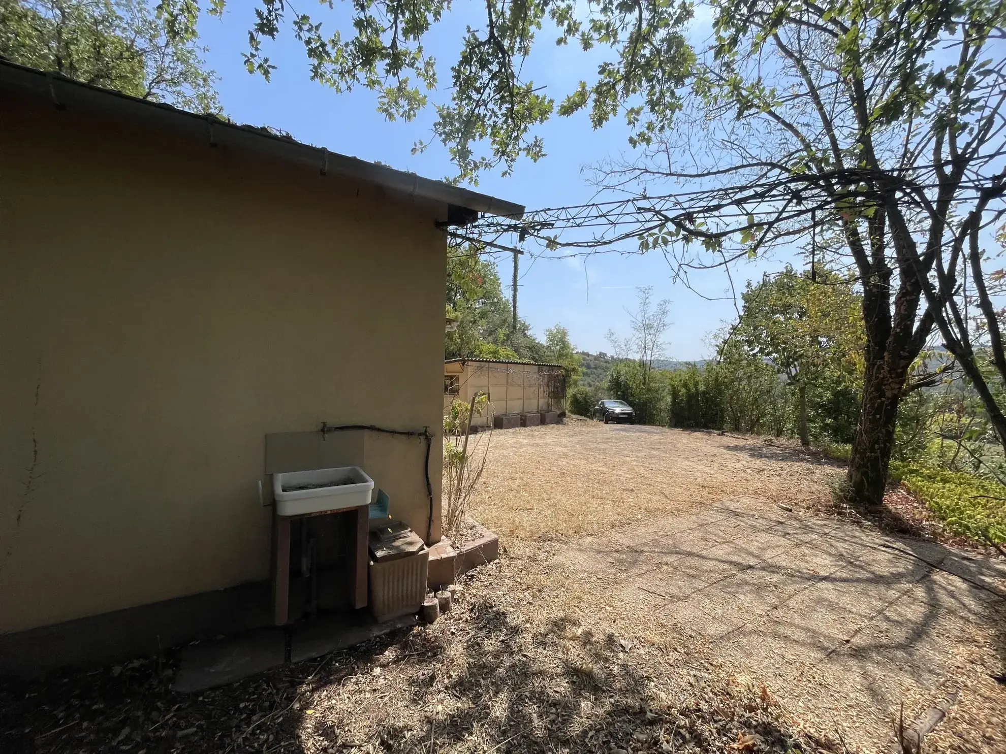 Maison de campagne avec terrain à St Izaire, travaux à prévoir 