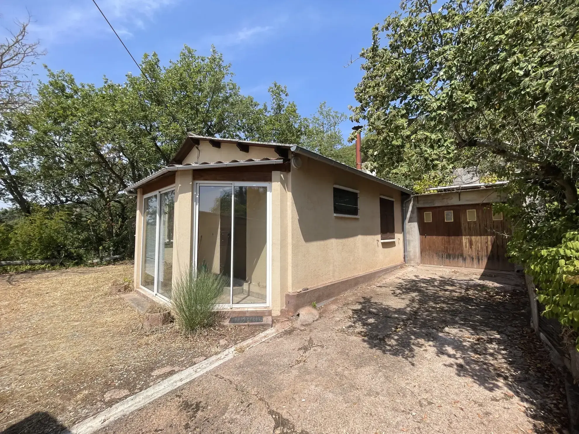 Maison de campagne avec terrain à St Izaire, travaux à prévoir 