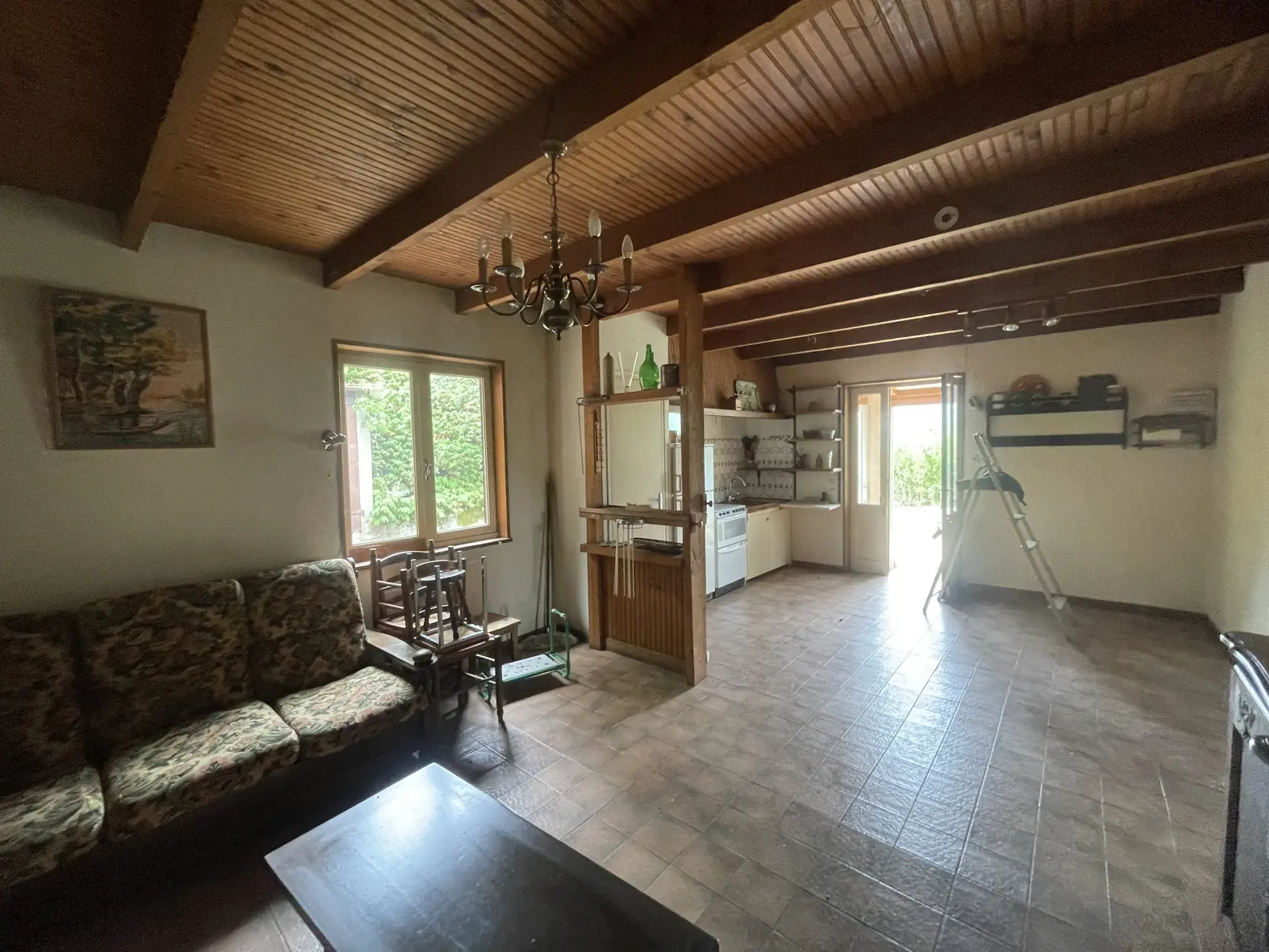 Maison de campagne avec terrain à St Izaire, travaux à prévoir 