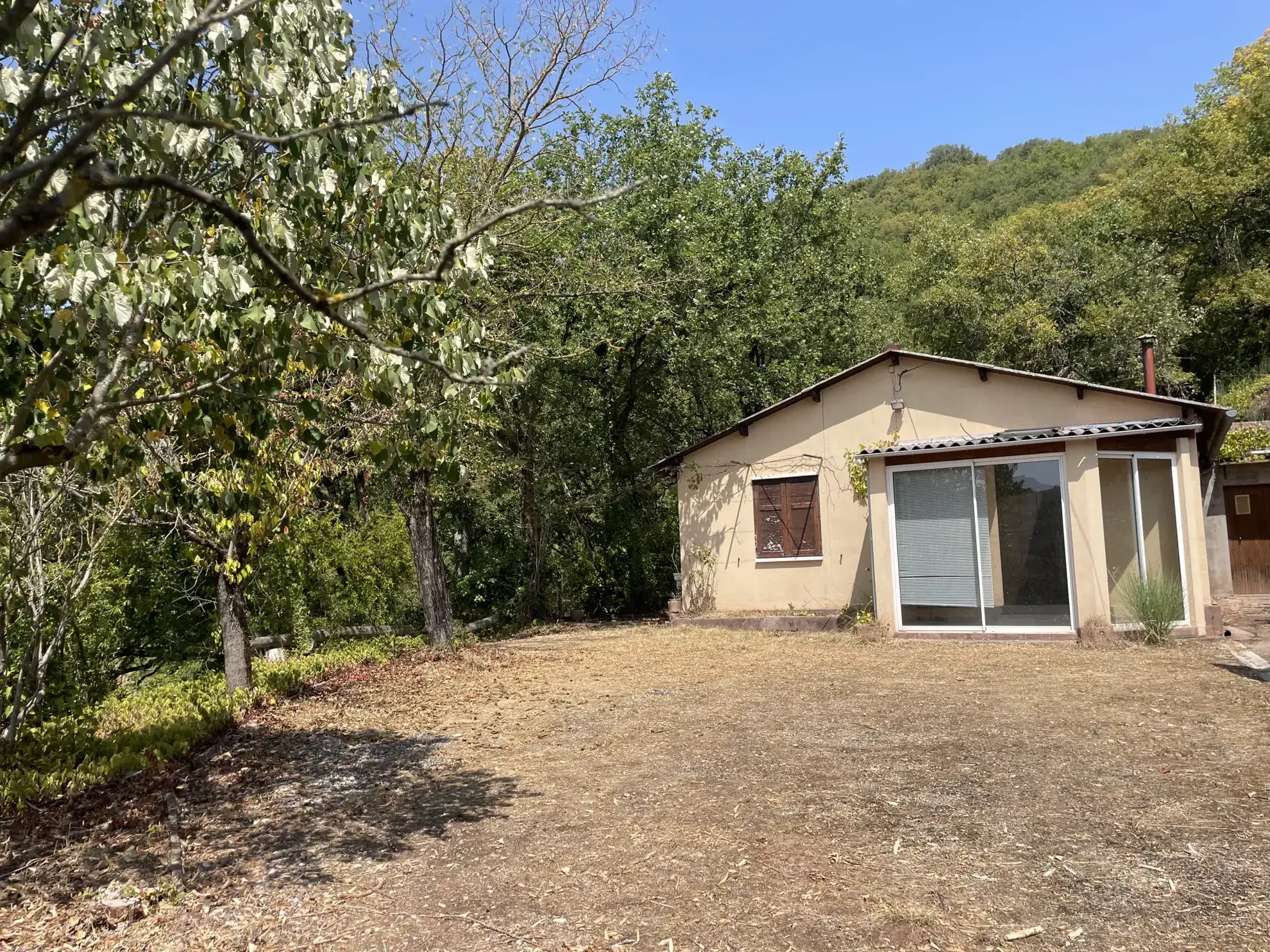 Maison de campagne avec terrain à St Izaire, travaux à prévoir