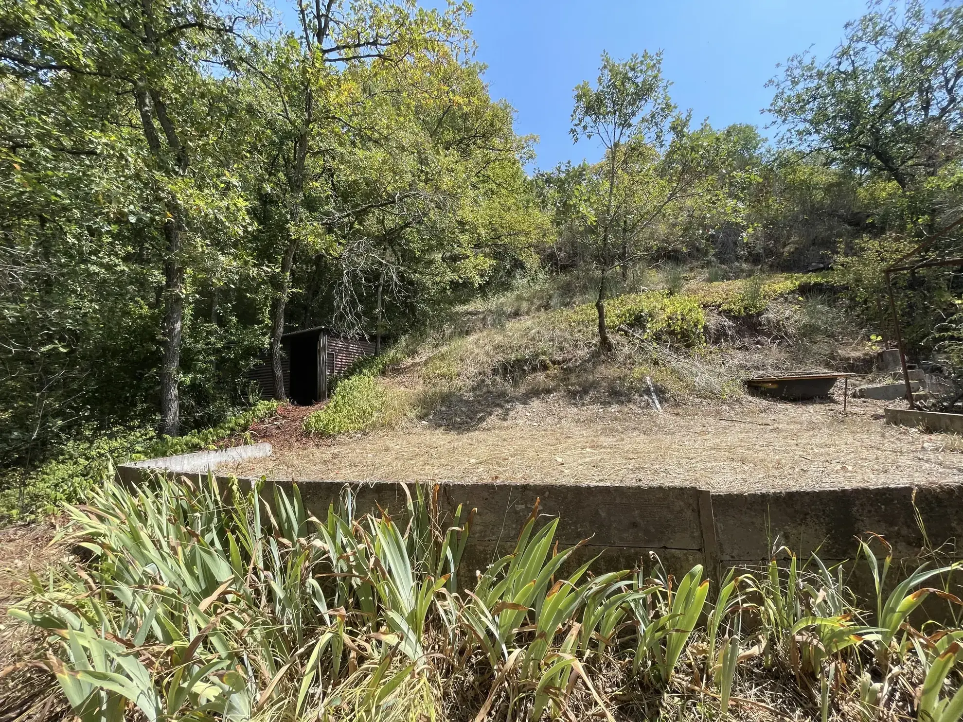 Maison de campagne avec terrain à St Izaire, travaux à prévoir 