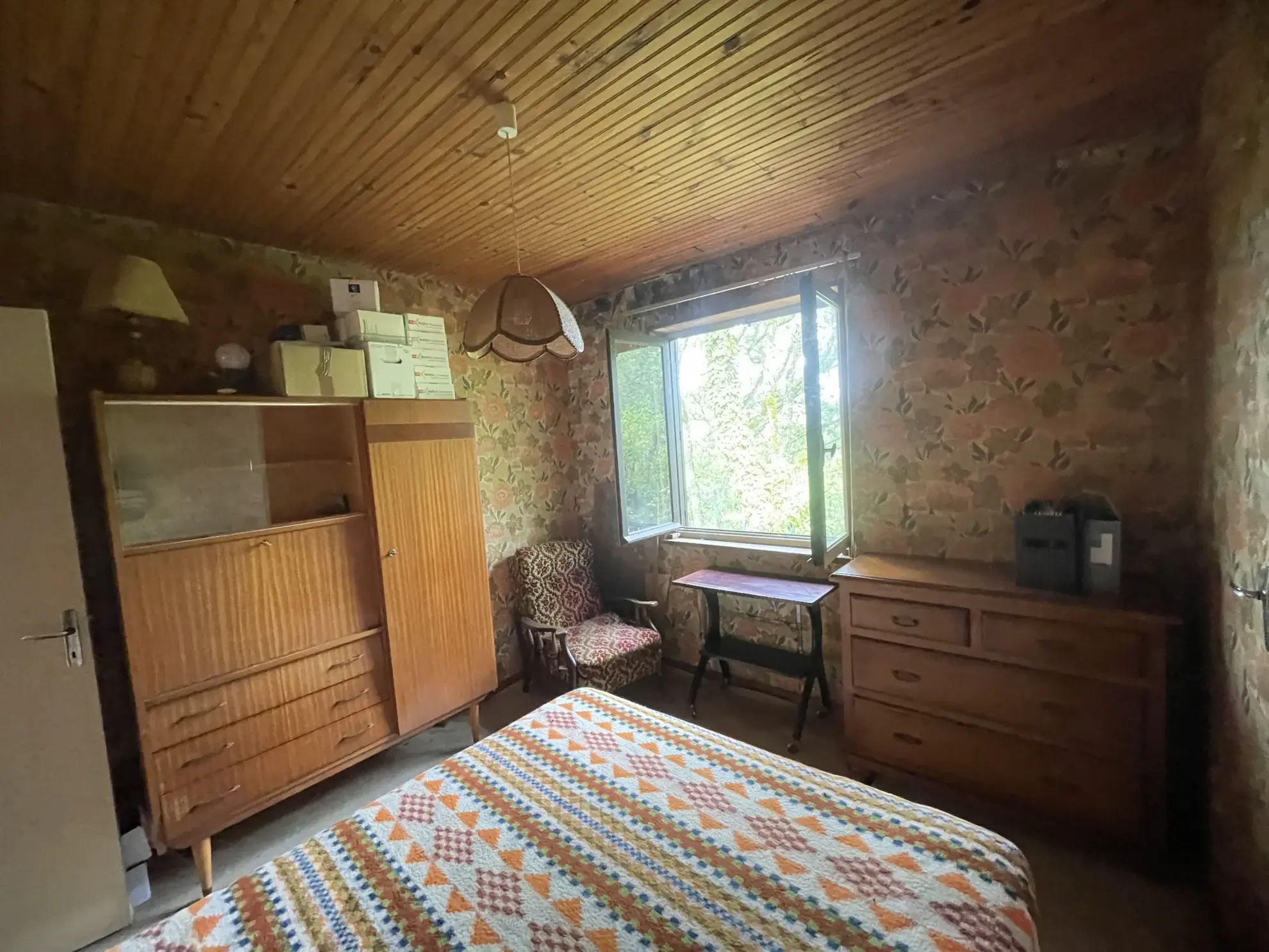 Maison de campagne avec terrain à St Izaire, travaux à prévoir 