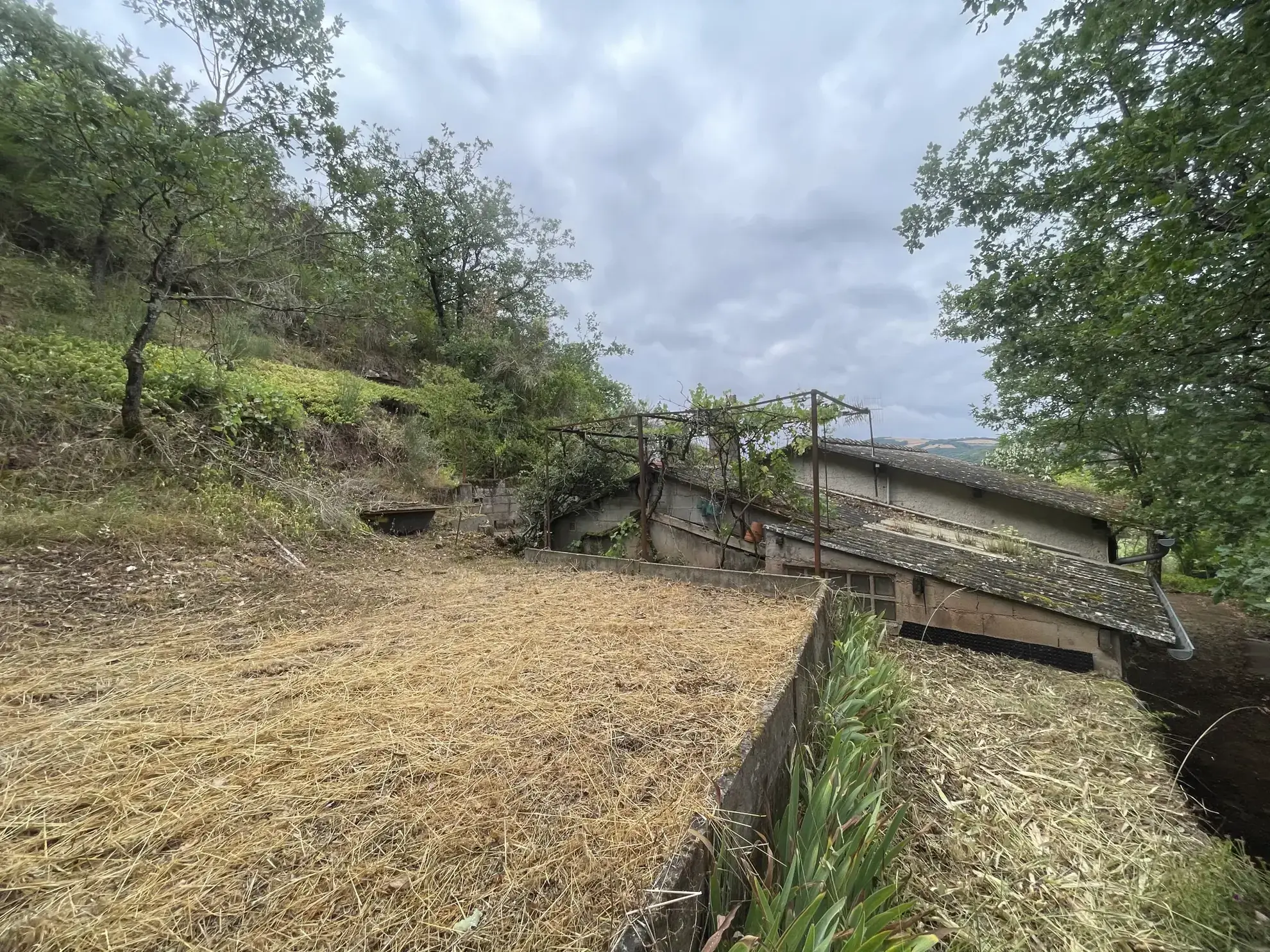 Maison de campagne avec terrain à St Izaire, travaux à prévoir 