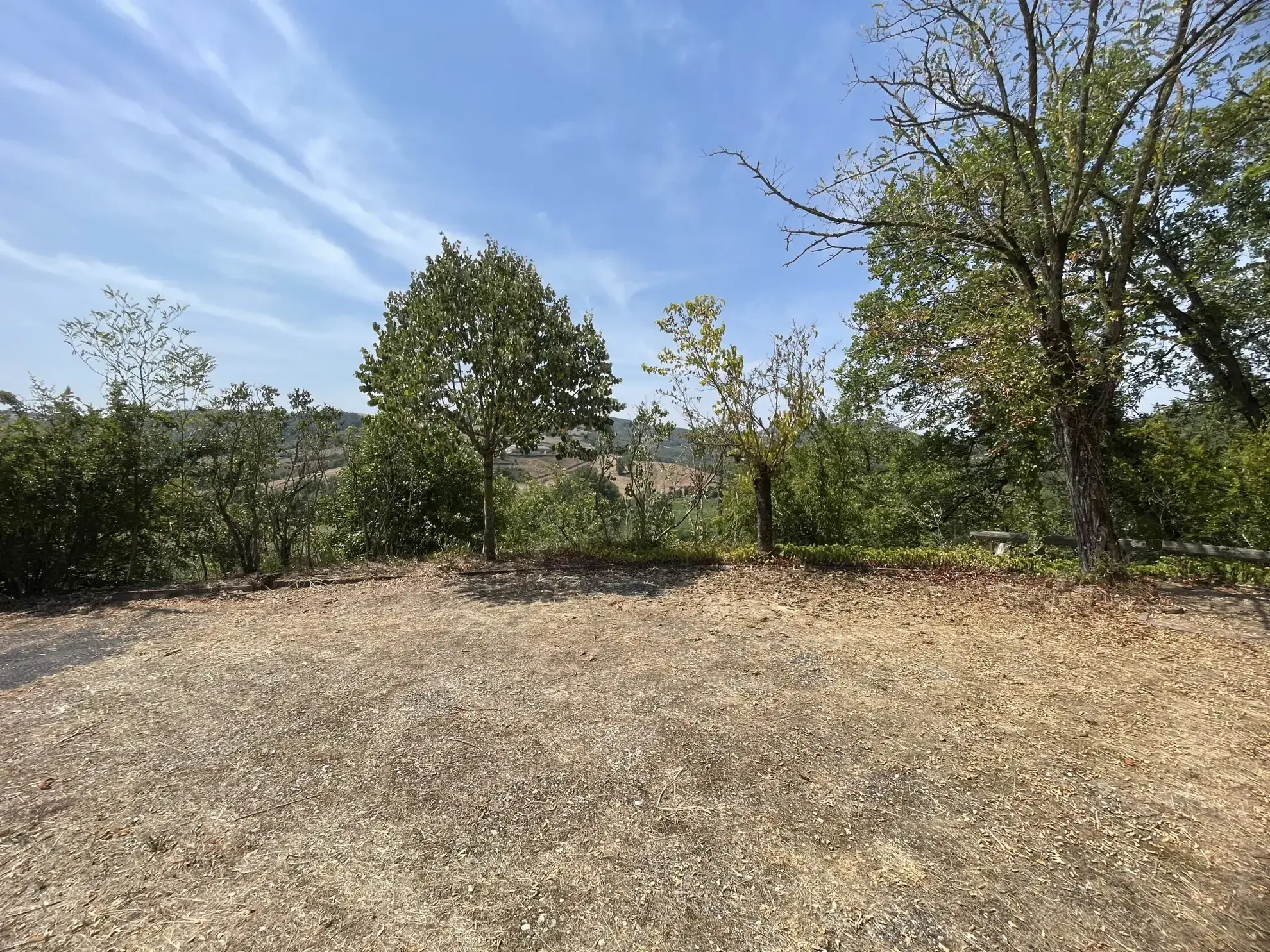 Maison de campagne avec terrain à St Izaire, travaux à prévoir 