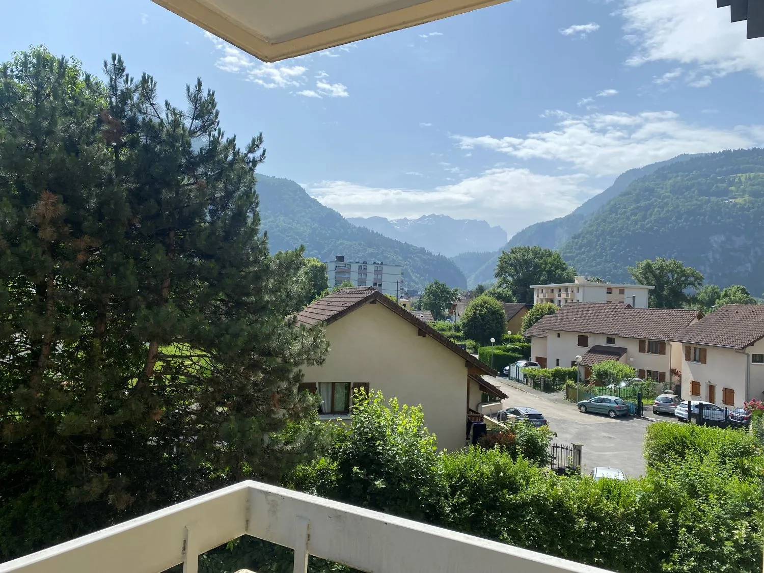 Appartement T2 à Cluses avec balcon, cave et parking - Investissement idéal 