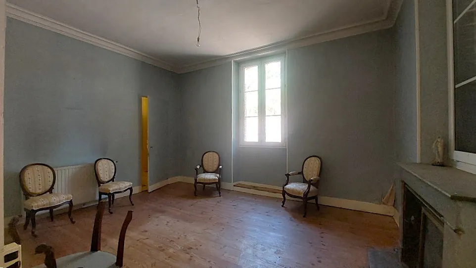 Maison de maître à Tarbes avec grand terrain, cuisine indépendante et potentiel de rénovation 