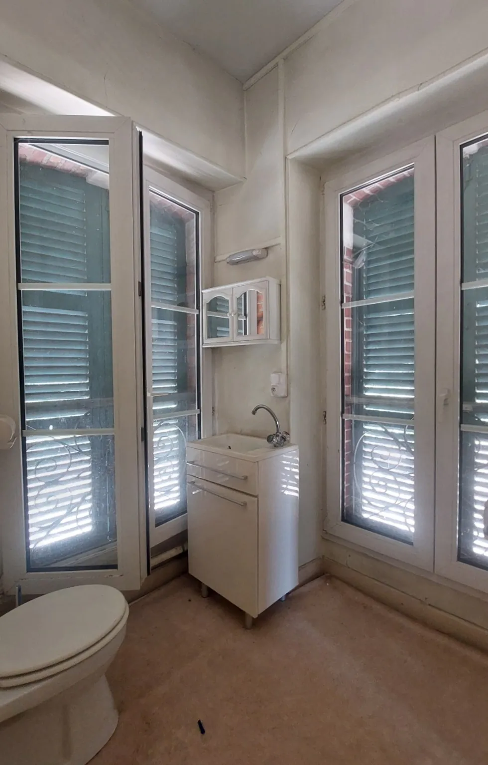 Maison de maître à Tarbes avec grand terrain, cuisine indépendante et potentiel de rénovation 