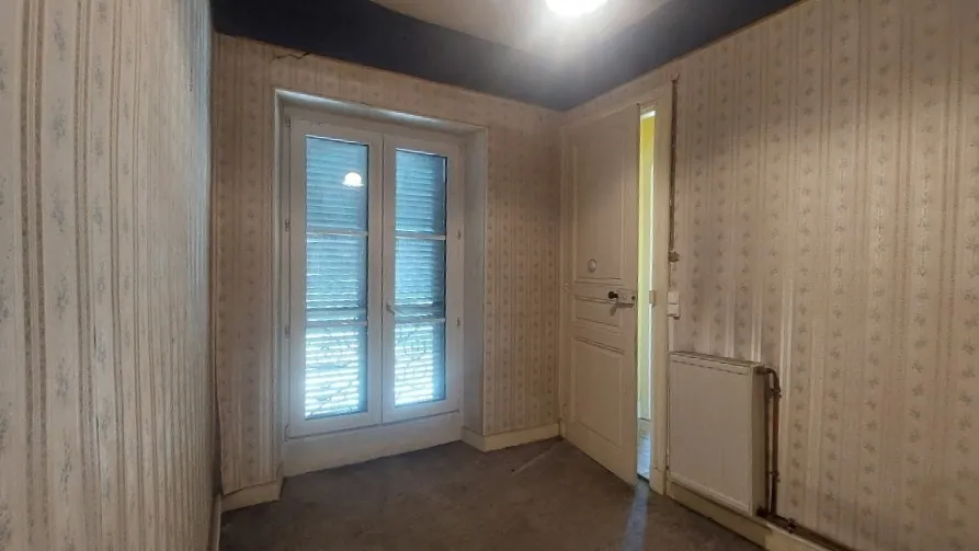 Maison de maître à Tarbes avec grand terrain, cuisine indépendante et potentiel de rénovation 