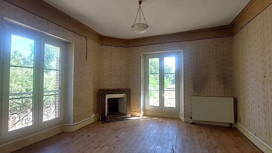 Maison de maître à Tarbes avec grand terrain, cuisine indépendante et potentiel de rénovation 