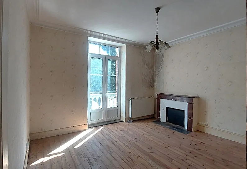 Maison de maître à Tarbes avec grand terrain, cuisine indépendante et potentiel de rénovation 