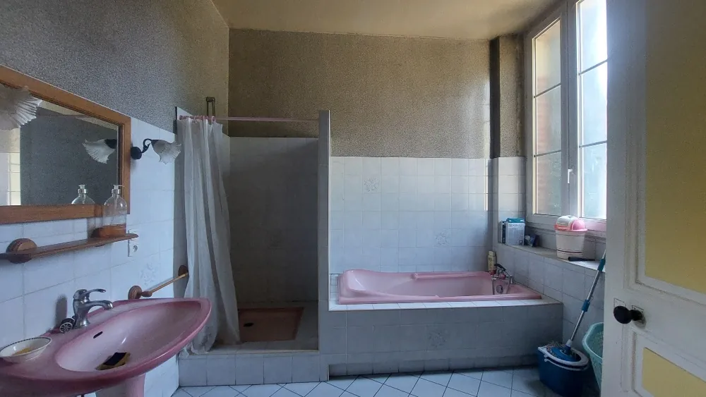 Maison de maître à Tarbes avec grand terrain, cuisine indépendante et potentiel de rénovation 