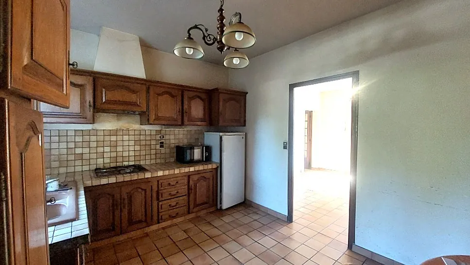 Maison de maître à Tarbes avec grand terrain, cuisine indépendante et potentiel de rénovation 