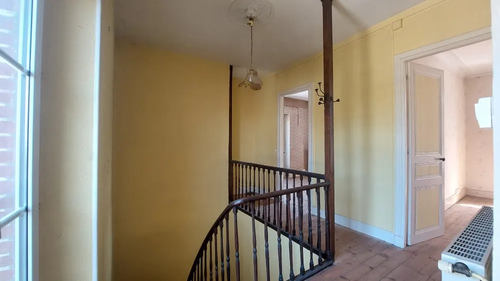 Maison de maître à Tarbes avec grand terrain, cuisine indépendante et potentiel de rénovation 