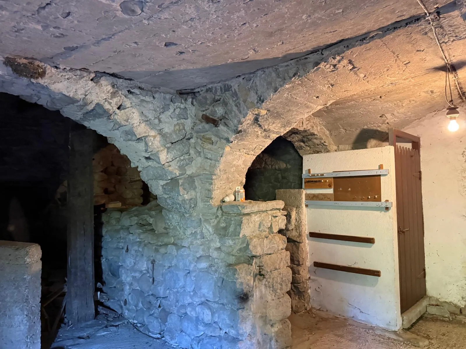 Maison de village en pierres avec deux appartements, jardin à Lanas 