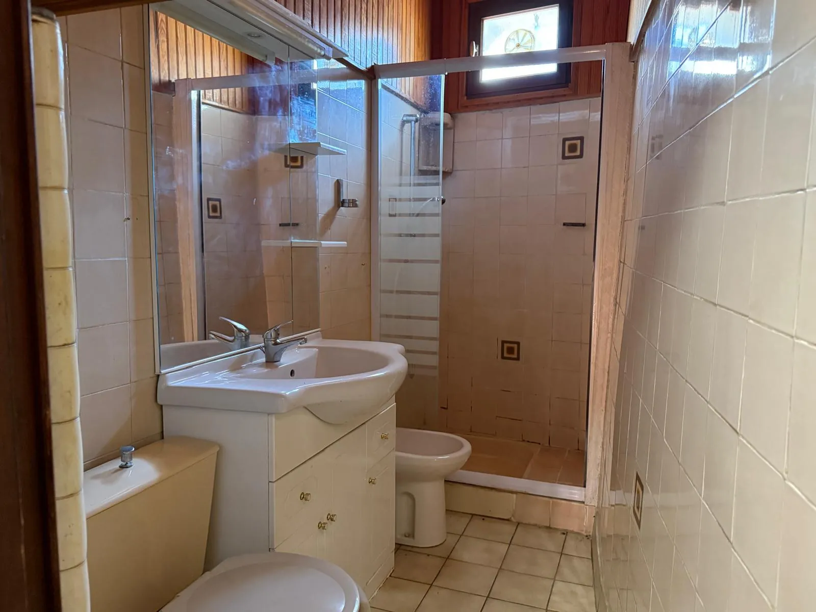 Maison de village en pierres avec deux appartements, jardin à Lanas 