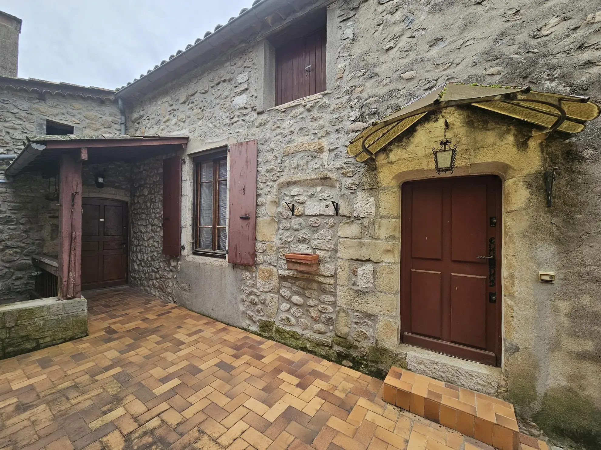 Maison de village en pierres avec deux appartements, jardin à Lanas 