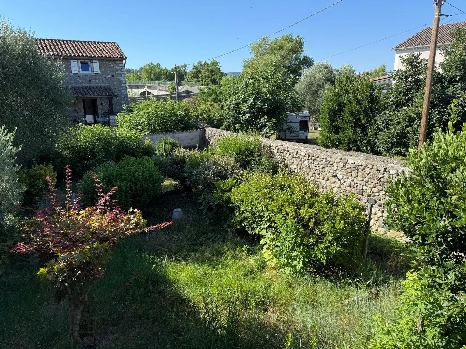 Maison de village en pierres avec deux appartements, jardin à Lanas 