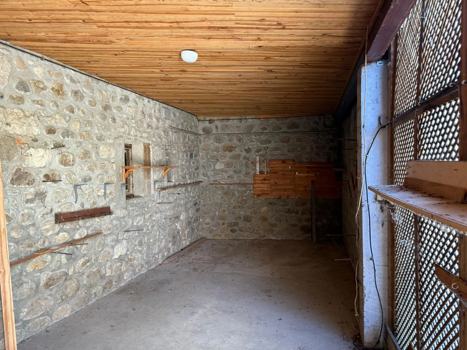 Maison de village en pierres avec deux appartements, jardin à Lanas 