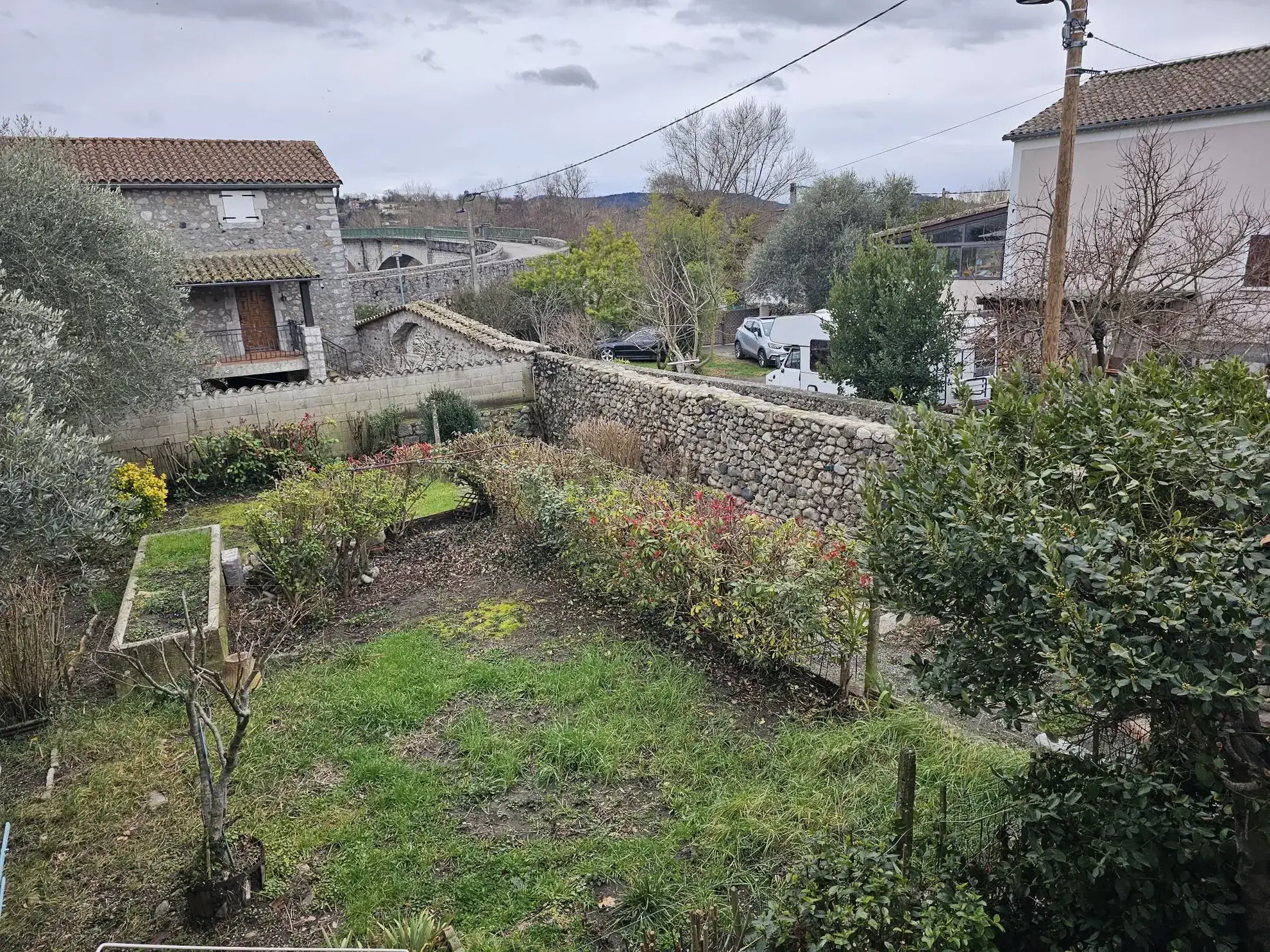 Maison de village en pierres avec deux appartements, jardin à Lanas 