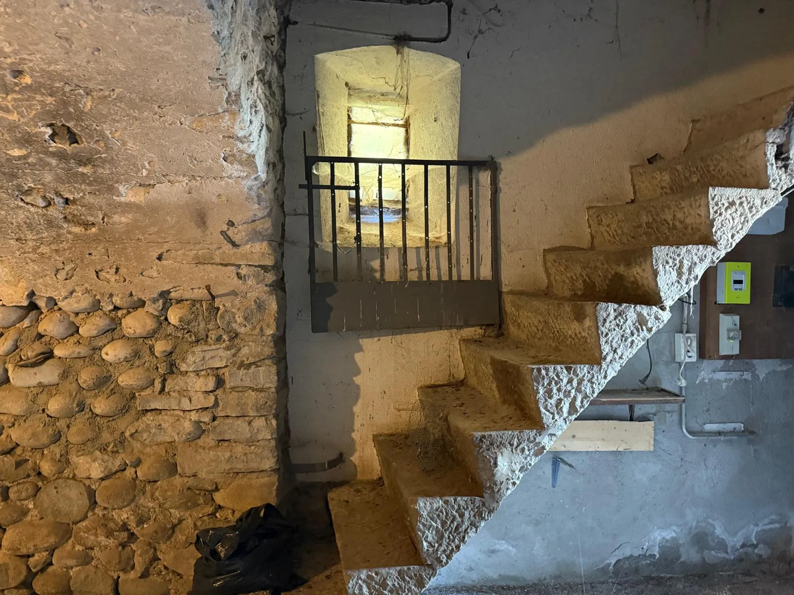 Maison de village en pierres avec deux appartements, jardin à Lanas 