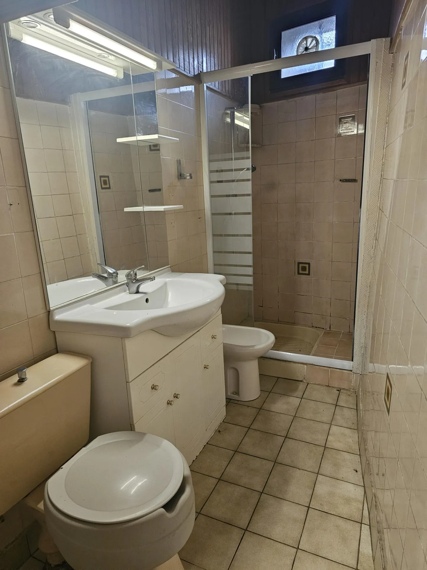 Maison de village en pierres avec deux appartements, jardin à Lanas 