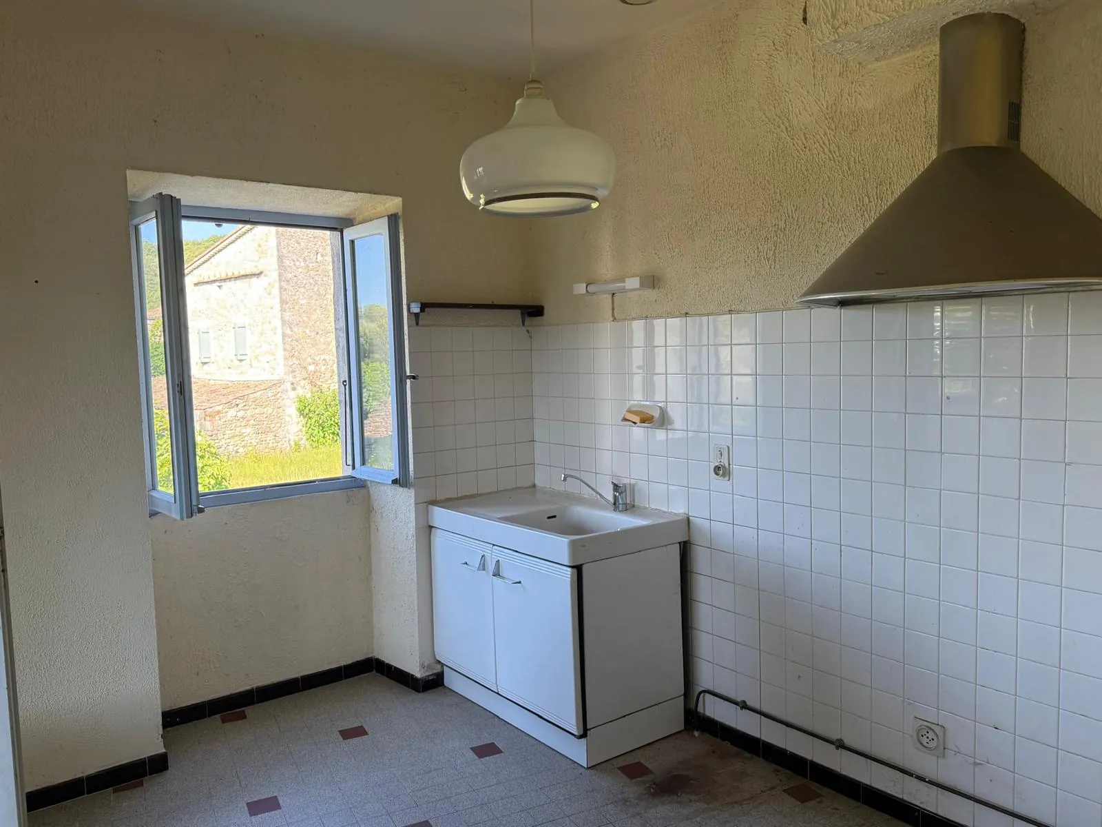 Maison de village en pierres avec deux appartements, jardin à Lanas 