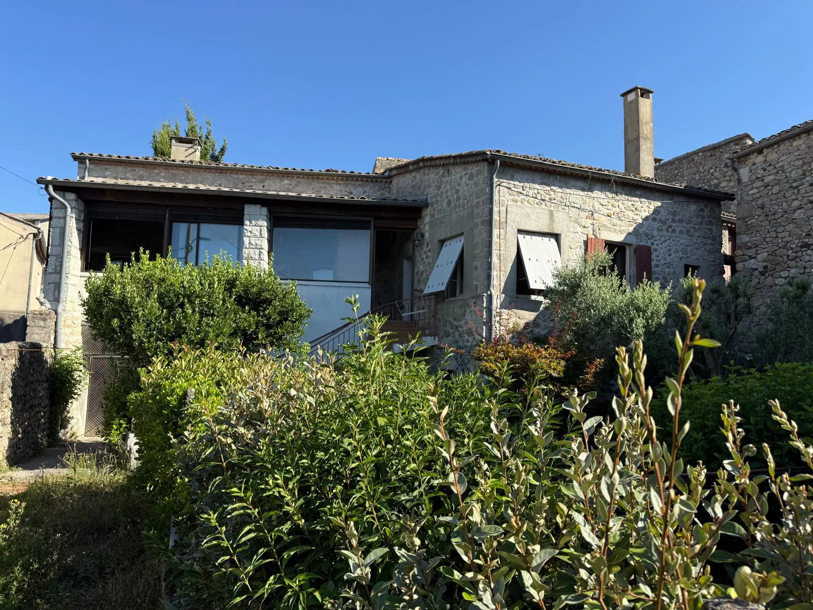 Maison de village en pierres avec deux appartements, jardin à Lanas 