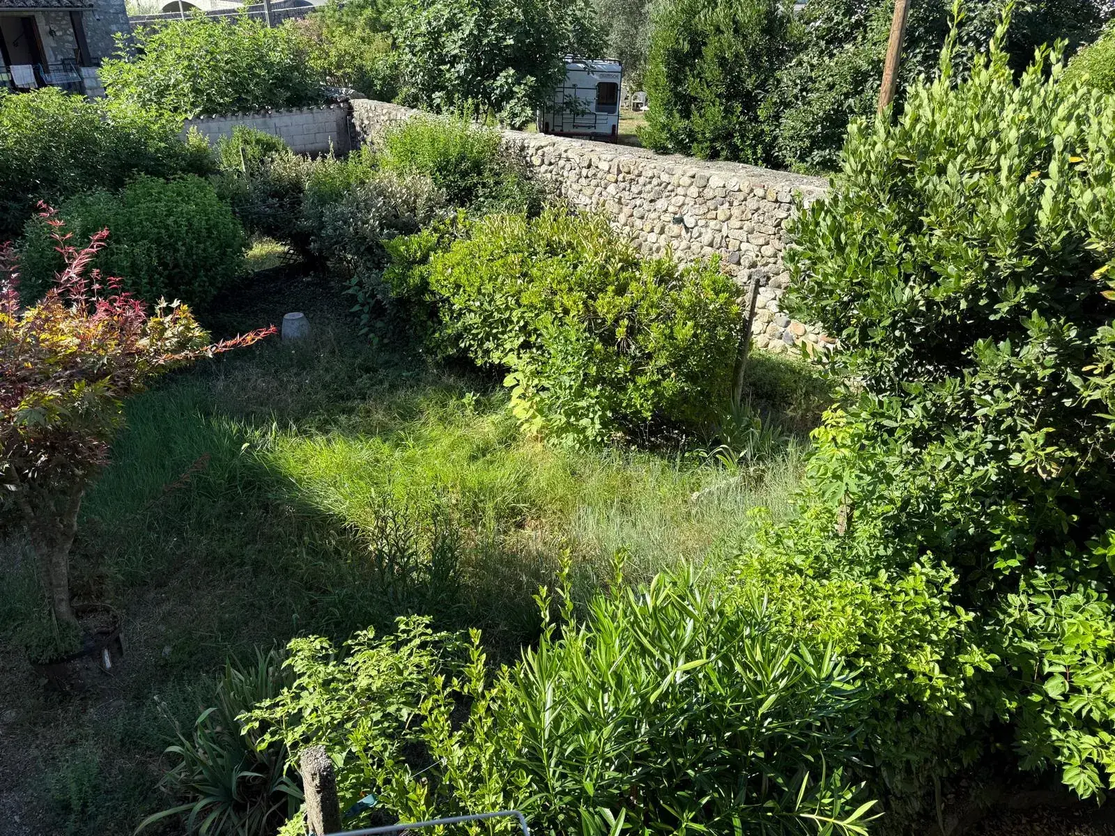 Maison de village en pierres avec deux appartements, jardin à Lanas 