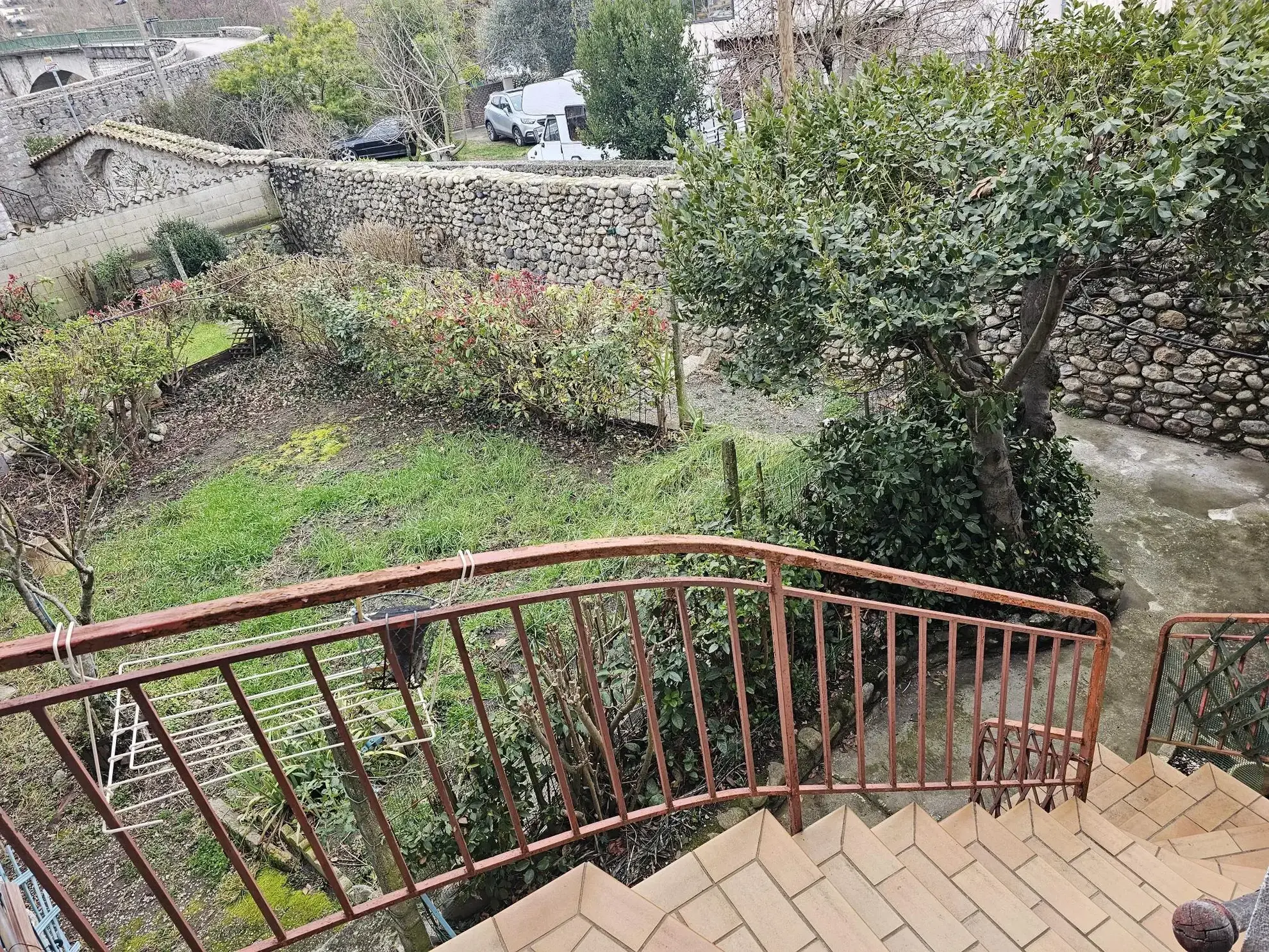 Maison de village en pierres avec deux appartements, jardin à Lanas 