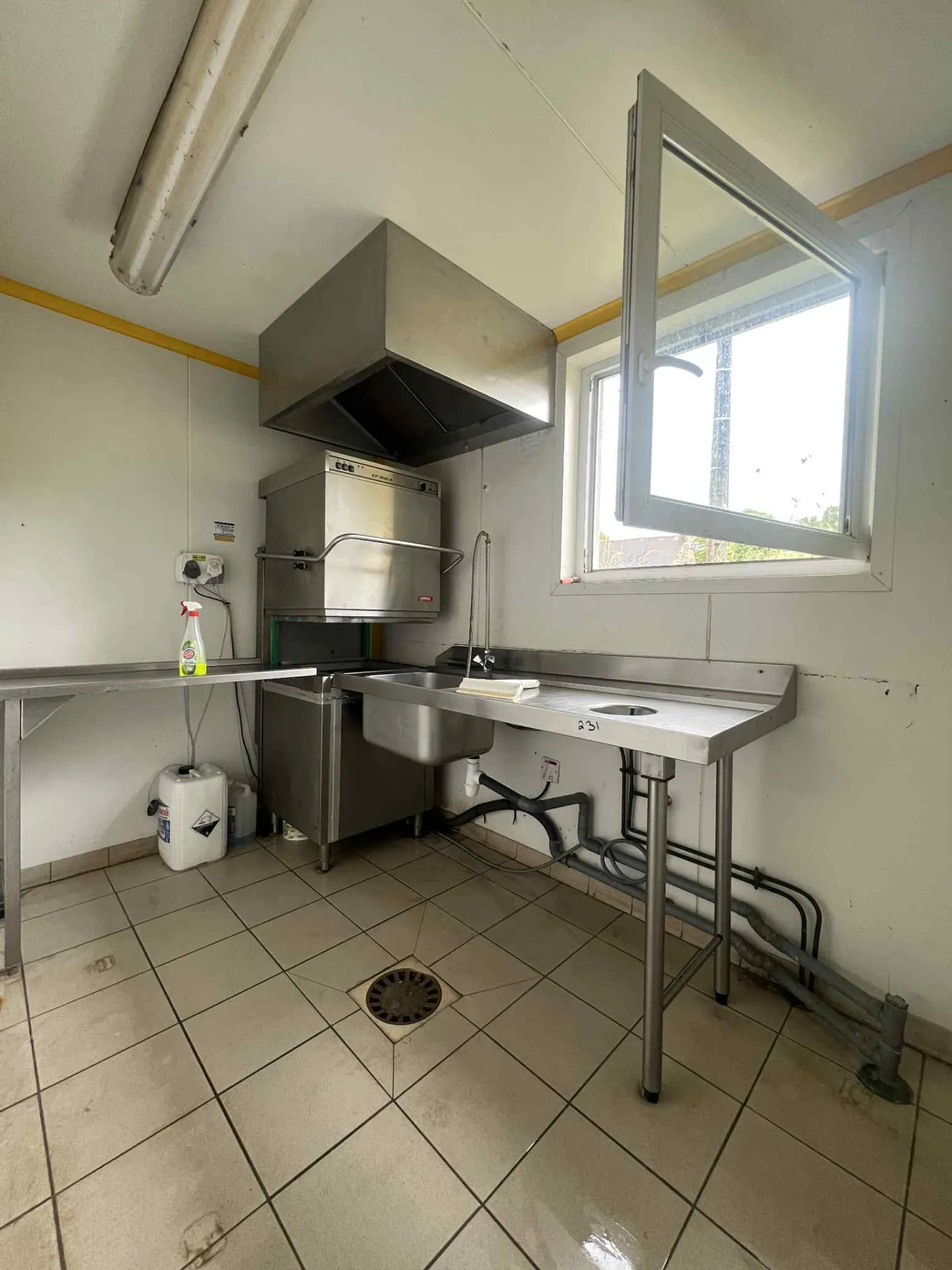 À vendre propriété en pierre avec restaurant et appartement à Loyat, proche forêt de Brocéliande 