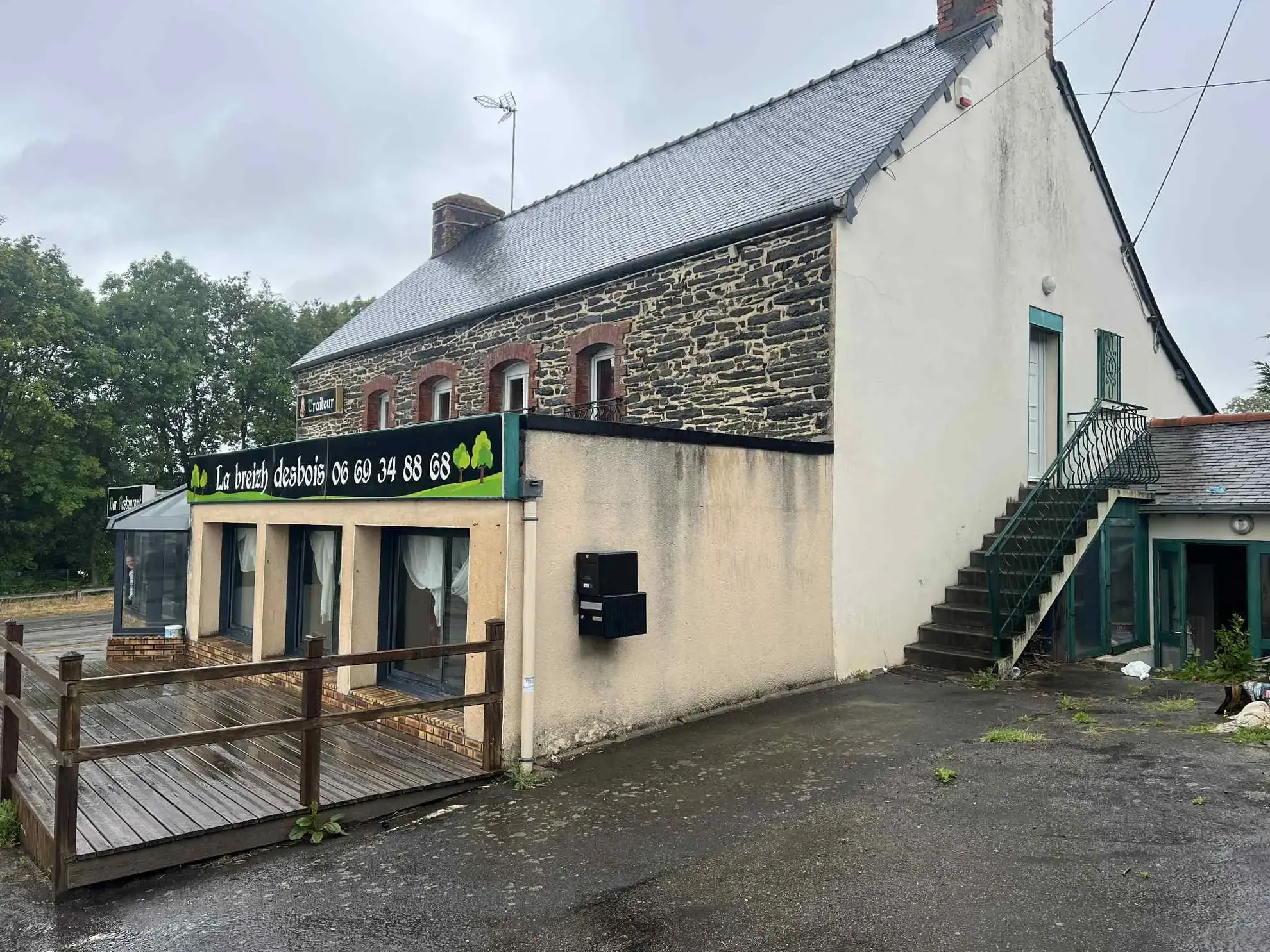 À vendre propriété en pierre avec restaurant et appartement à Loyat, proche forêt de Brocéliande 