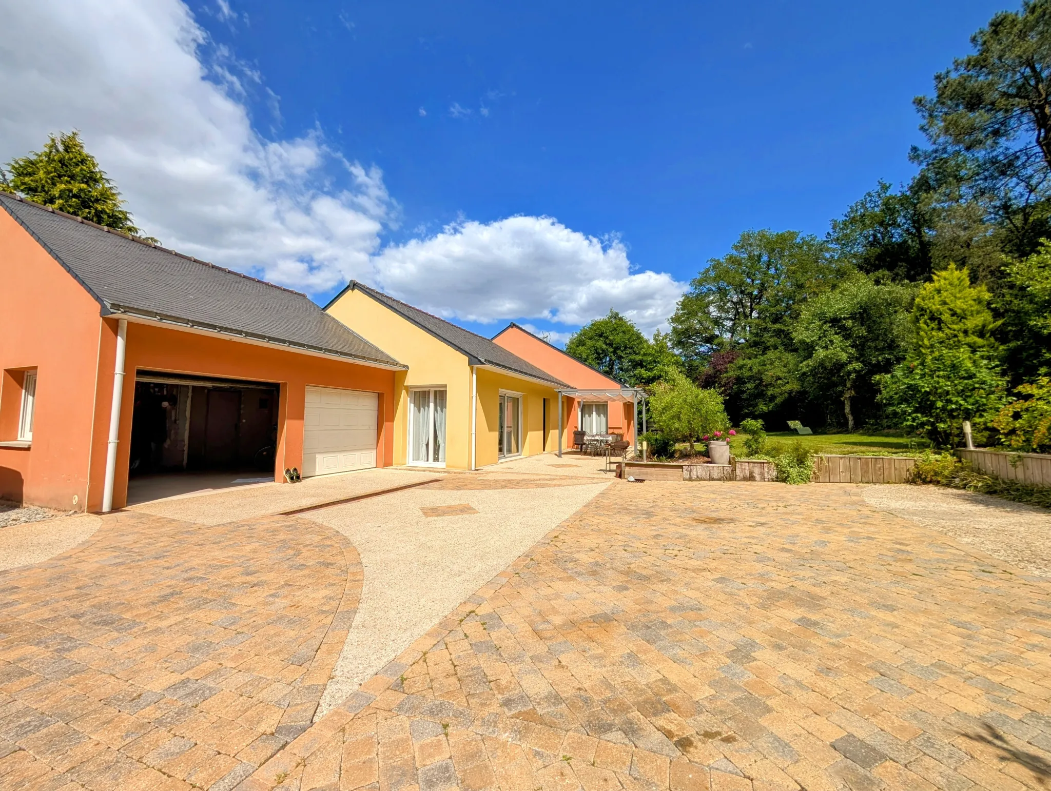 Maison de plain-pied à Guer avec 3 chambres et terrain clos 