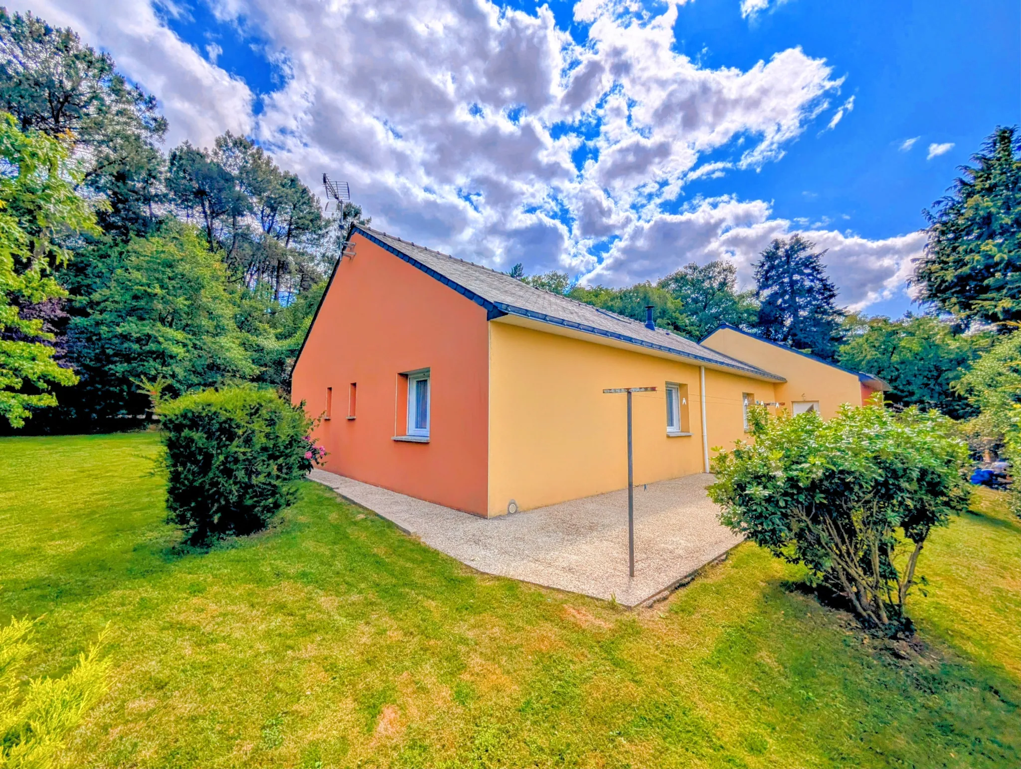 Maison de plain-pied à Guer avec 3 chambres et terrain clos 