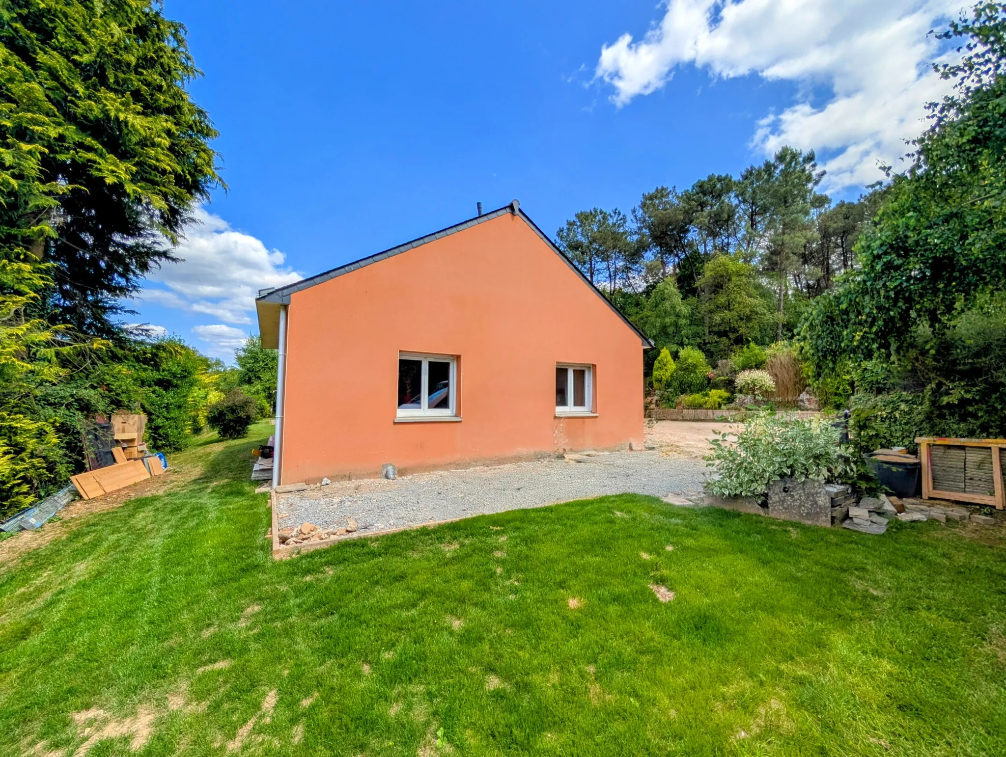 Maison de plain-pied à Guer avec 3 chambres et terrain clos 