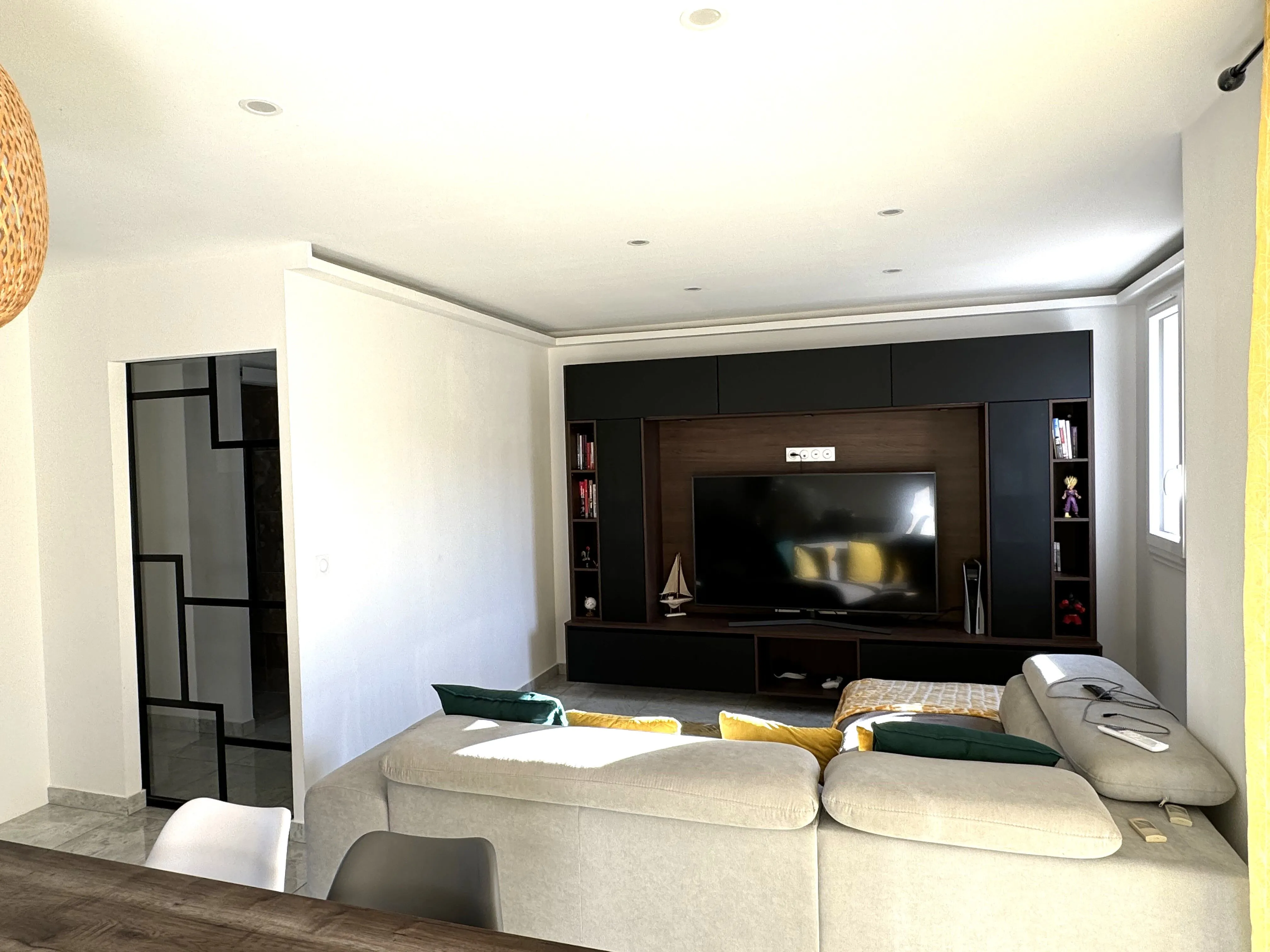 Villa rénovée de 110 m² à Mably avec terrain clos et garage 