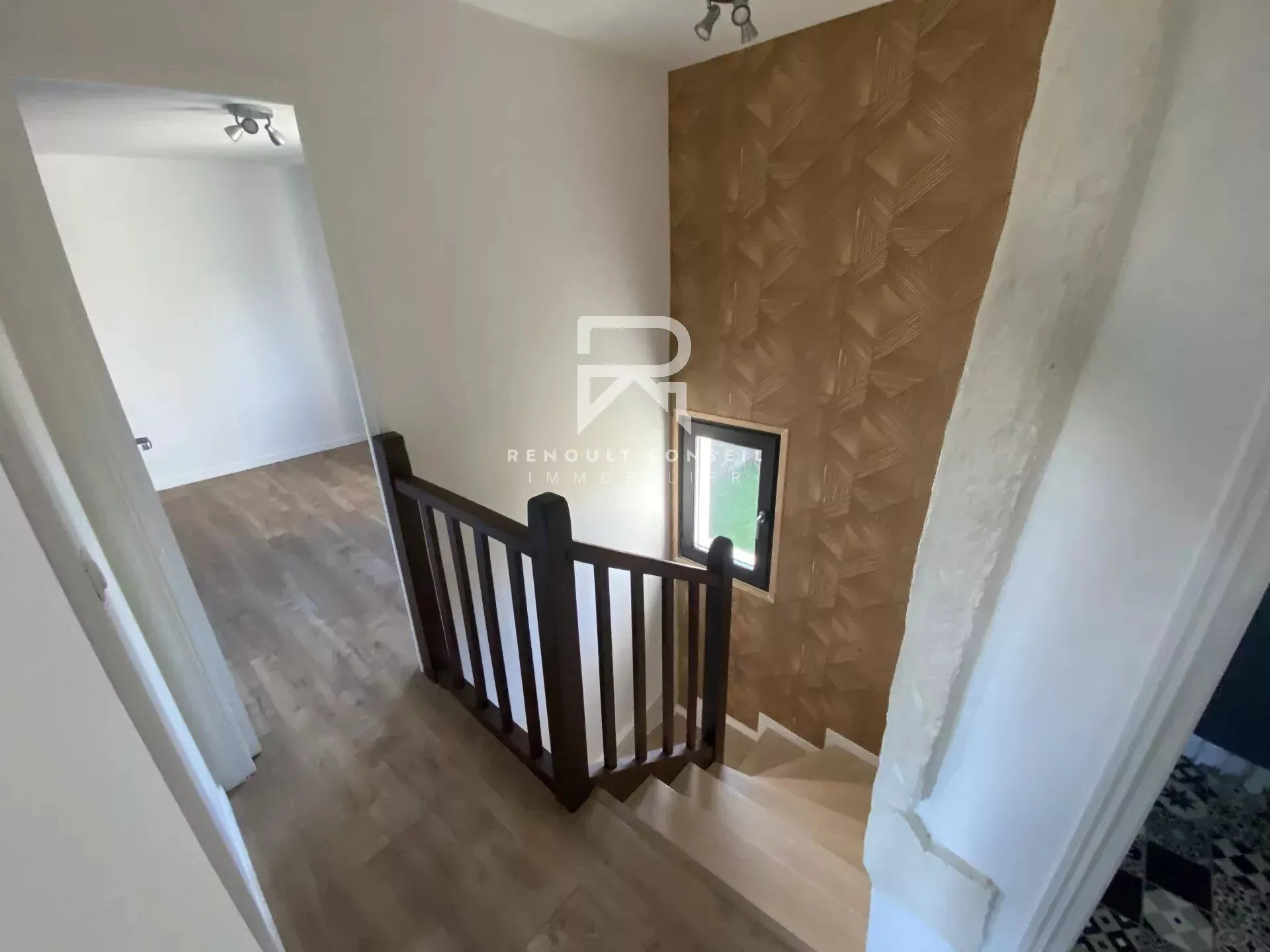 Maison 4 pièces rénovée de 81 m² avec jardin et garage à Franqueville-Saint-Pierre 