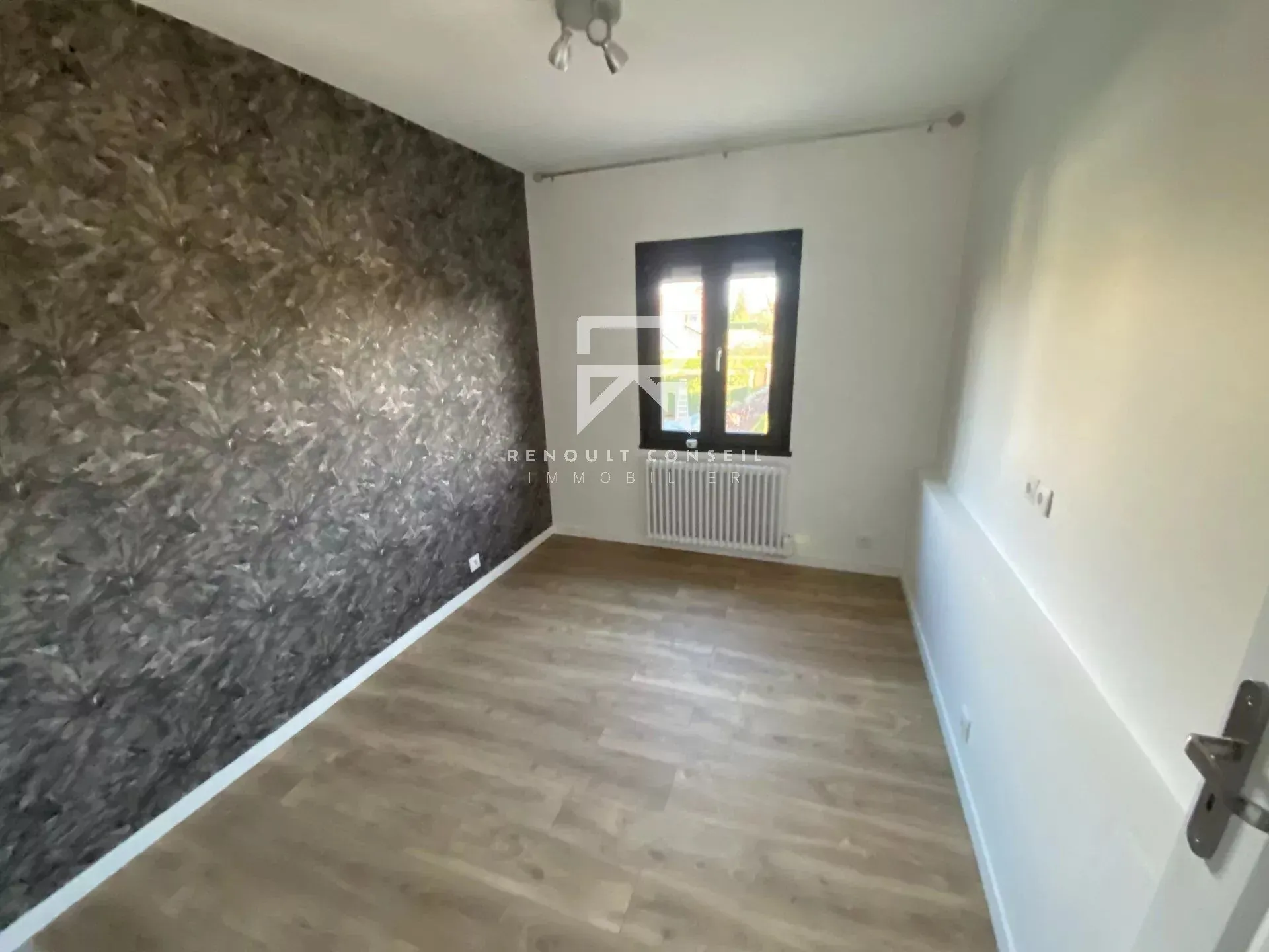 Maison 4 pièces rénovée de 81 m² avec jardin et garage à Franqueville-Saint-Pierre 