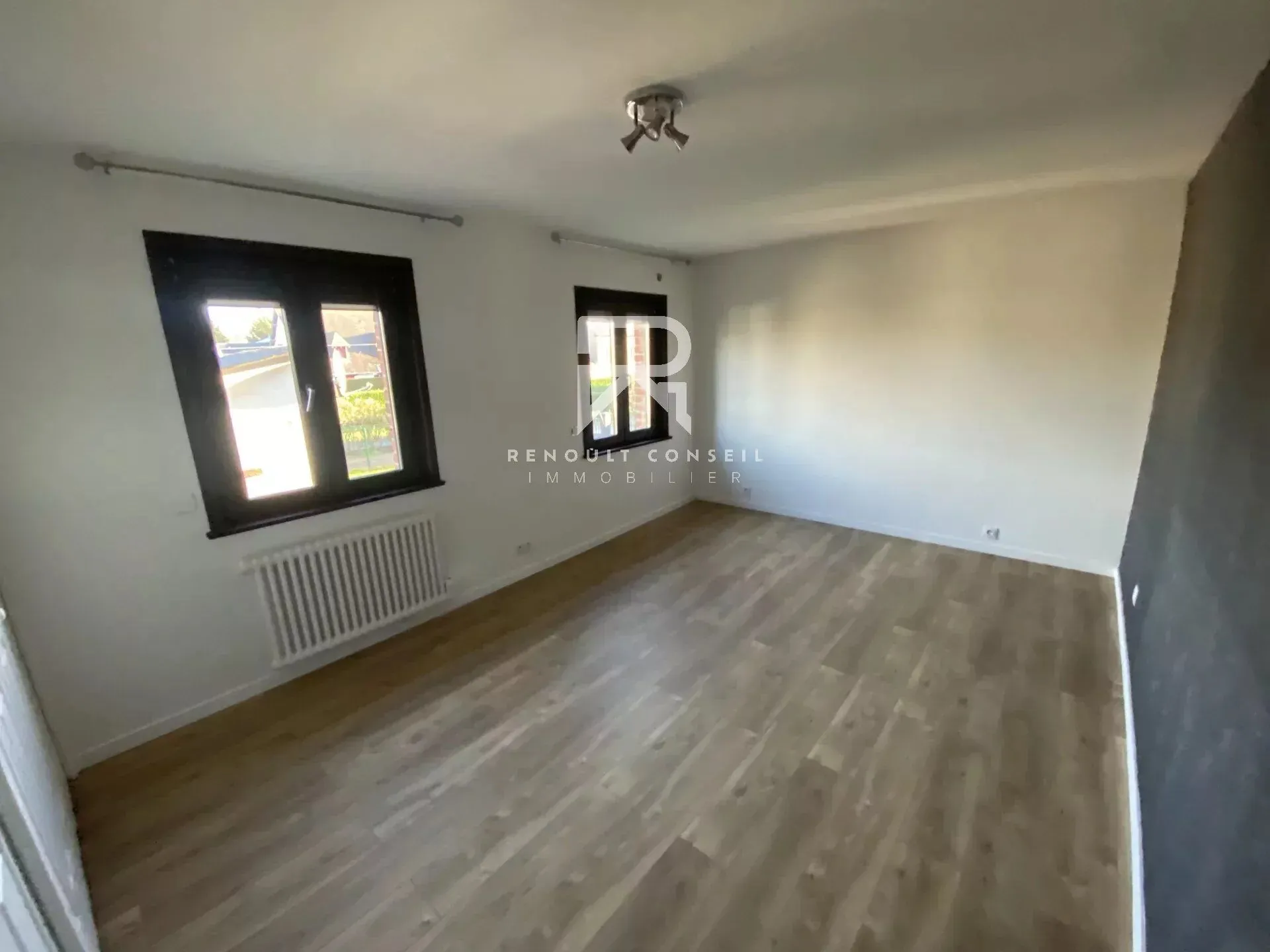 Maison 4 pièces rénovée de 81 m² avec jardin et garage à Franqueville-Saint-Pierre 