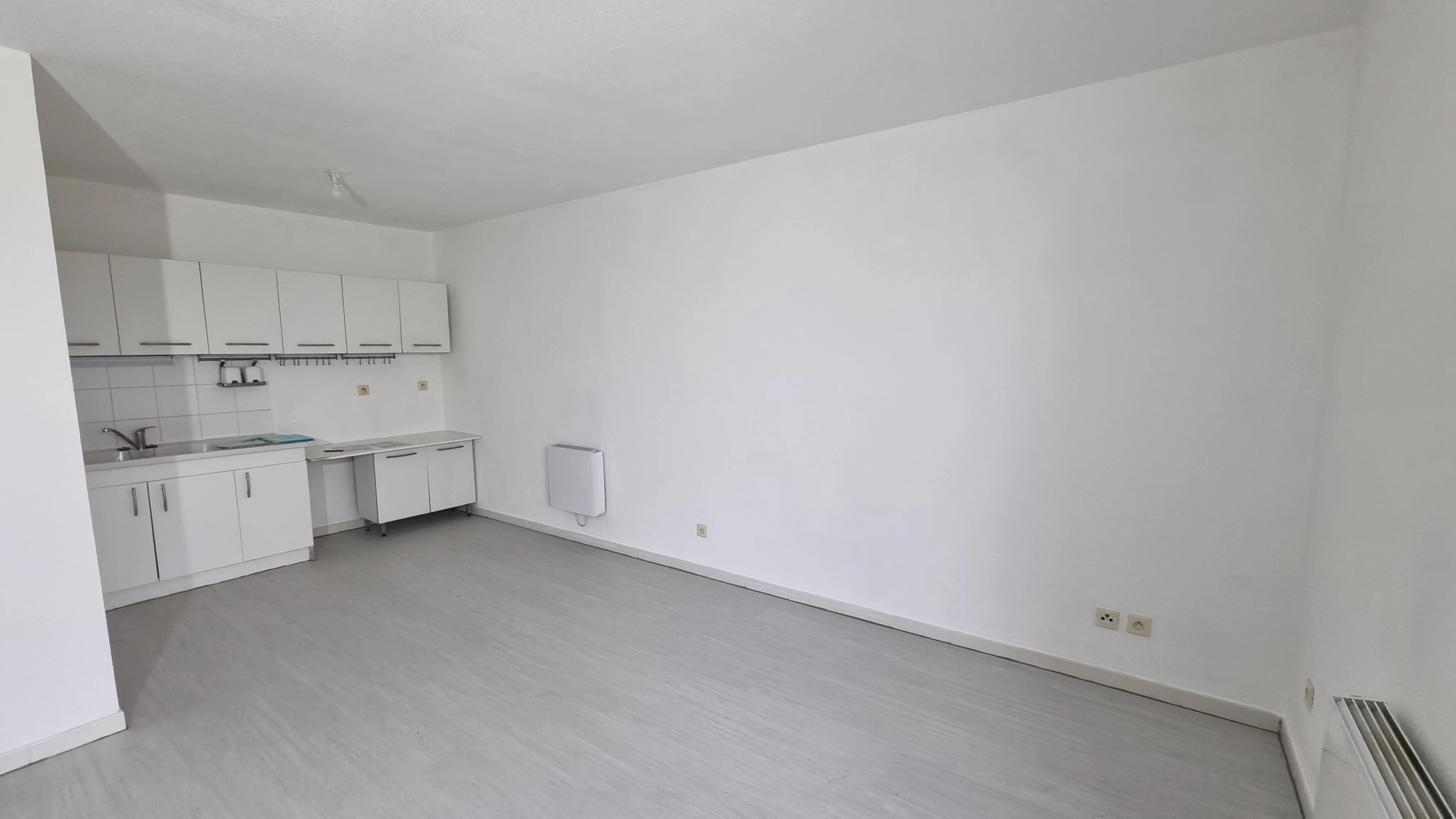 Appartement 2 pièces à Villerest – Résidence sécurisée avec parking 