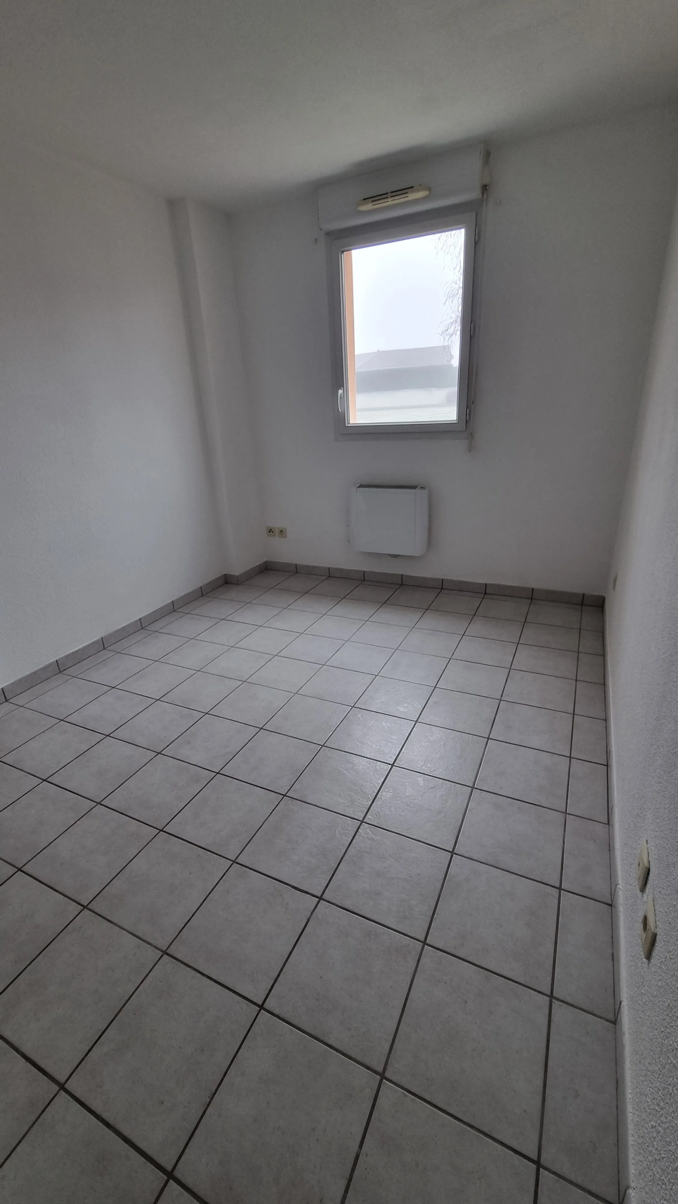 Appartement 2 pièces à Villerest – Résidence sécurisée avec parking 