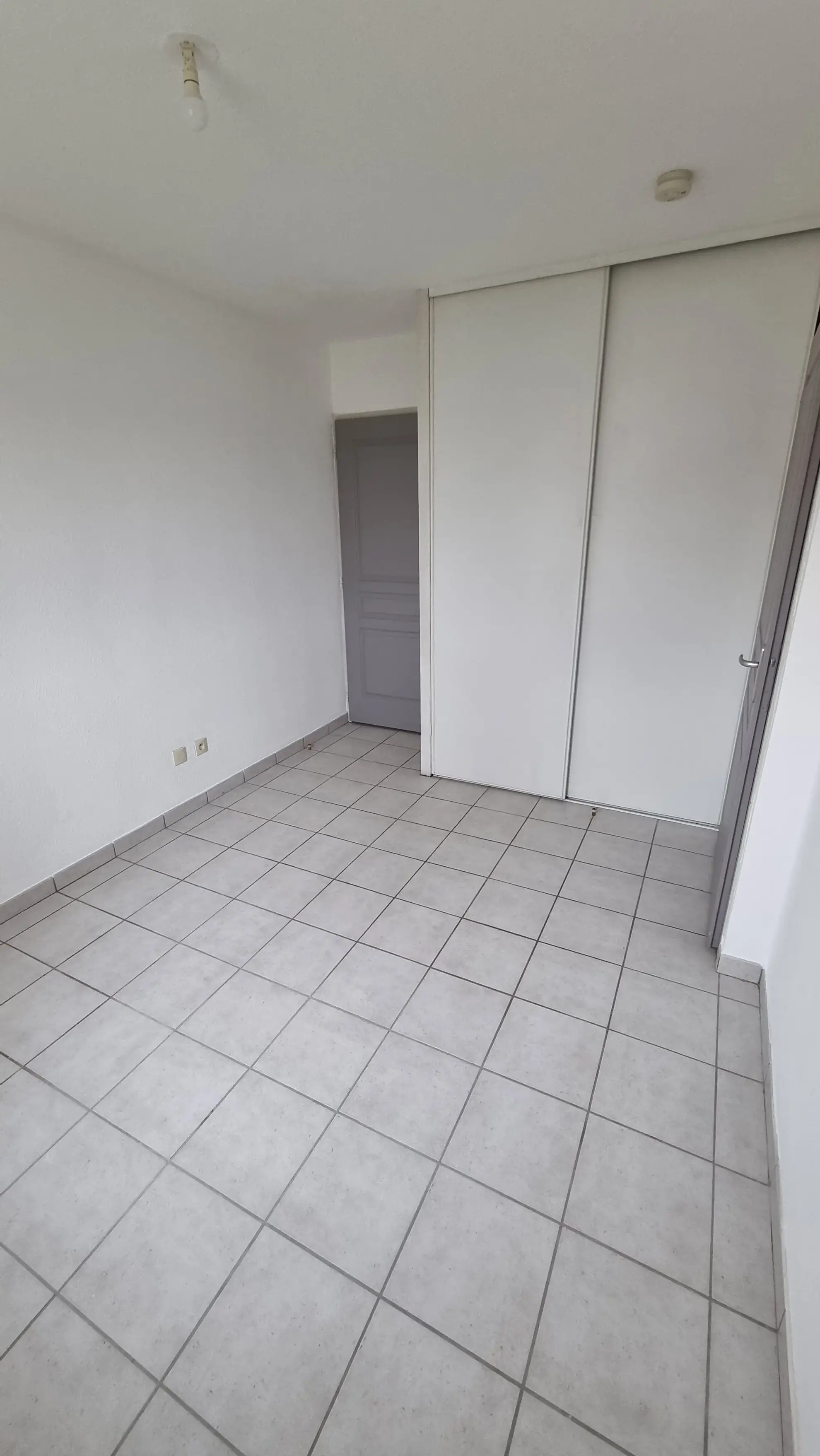 Appartement 2 pièces à Villerest avec terrasse et parking - Prix 59 000 € 