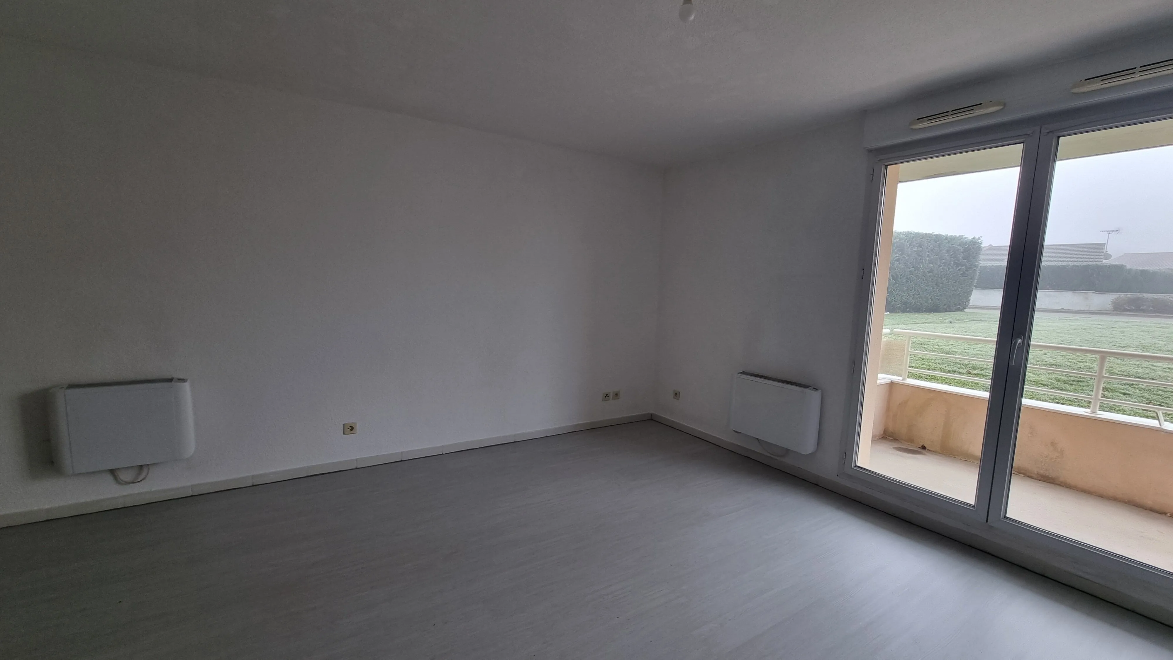 Appartement 2 pièces à Villerest avec terrasse et parking - 59 000 € 